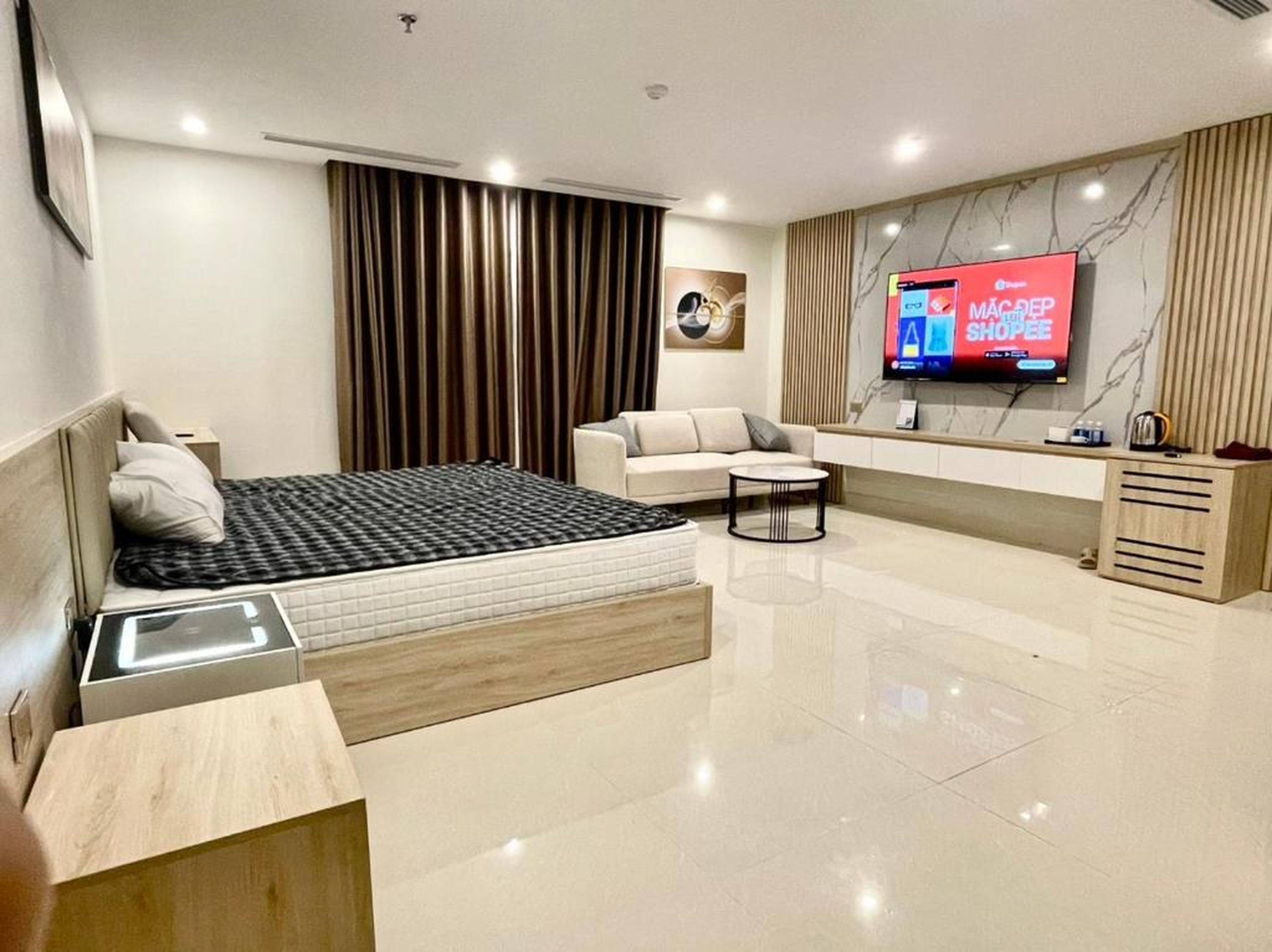 Lucasta Hotel Ha Long - Hình 23
