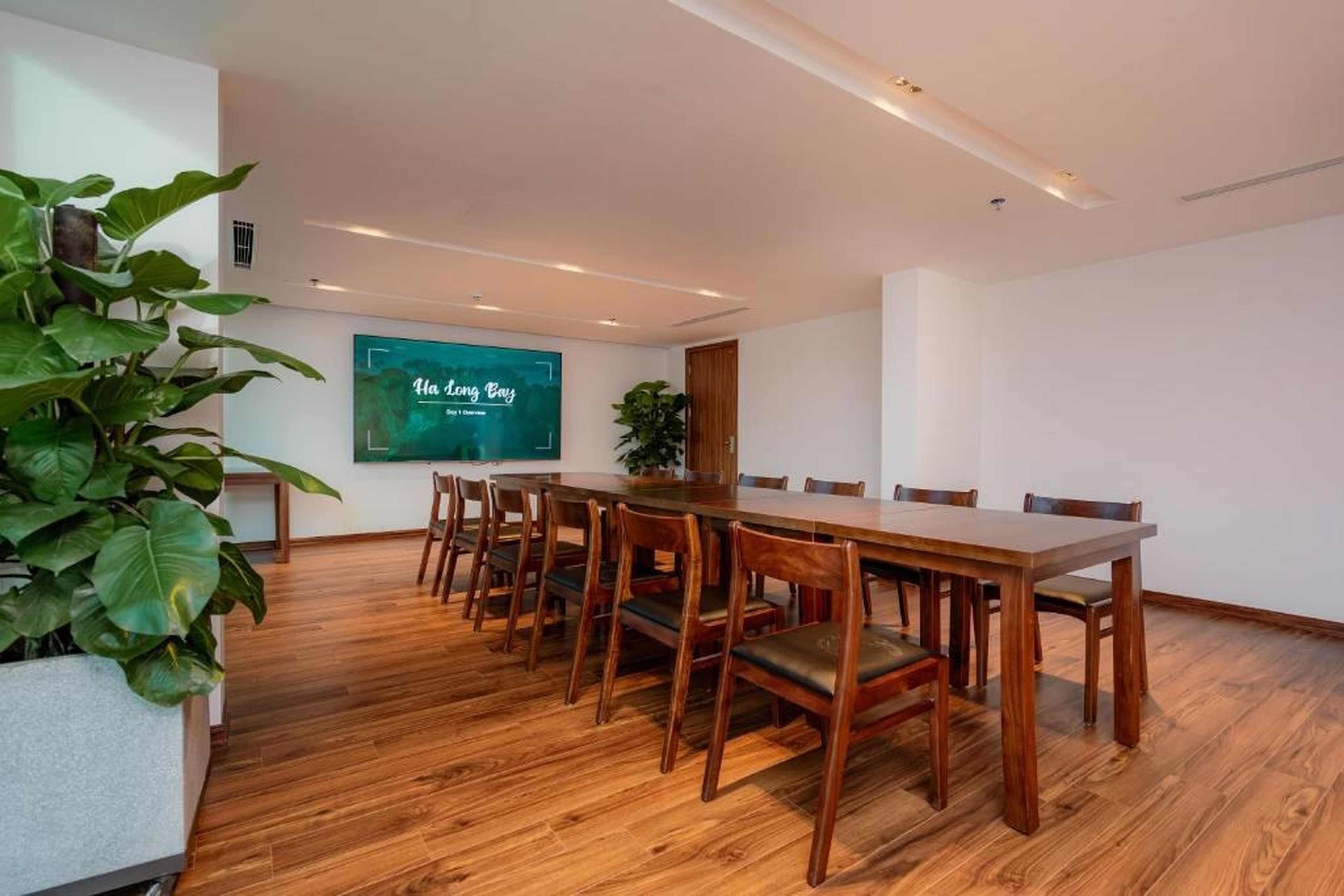 River Way Hotel Ha Long - 500m to Beach - Hình 21