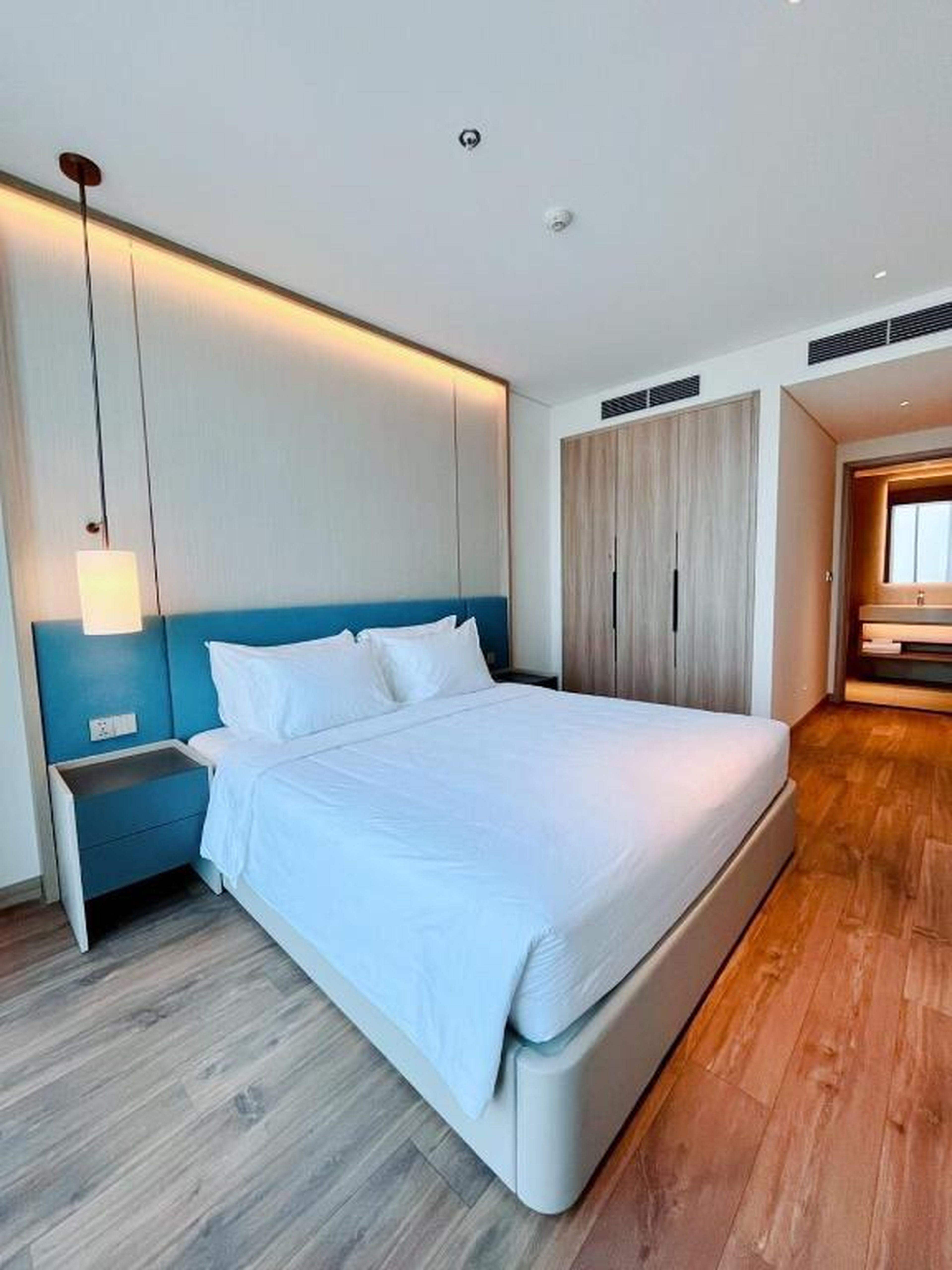 A La Carte Ha Long Oceanview Panoramic 2BR2WC 75m2 Suite with balcony - Hình 13