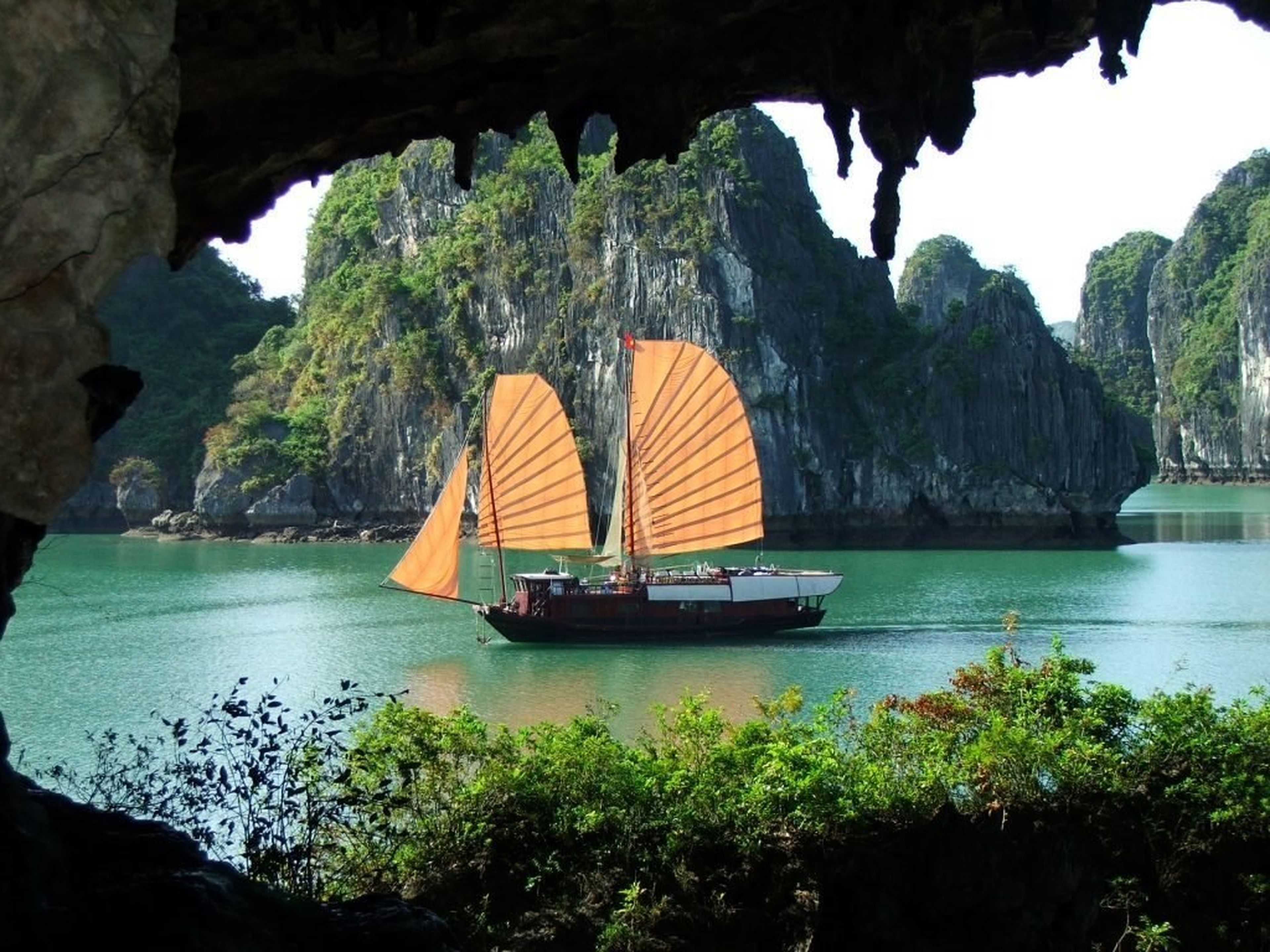 Review du lịch Hạ Long tháng 4 có gì đặc sắc? - Hình 2