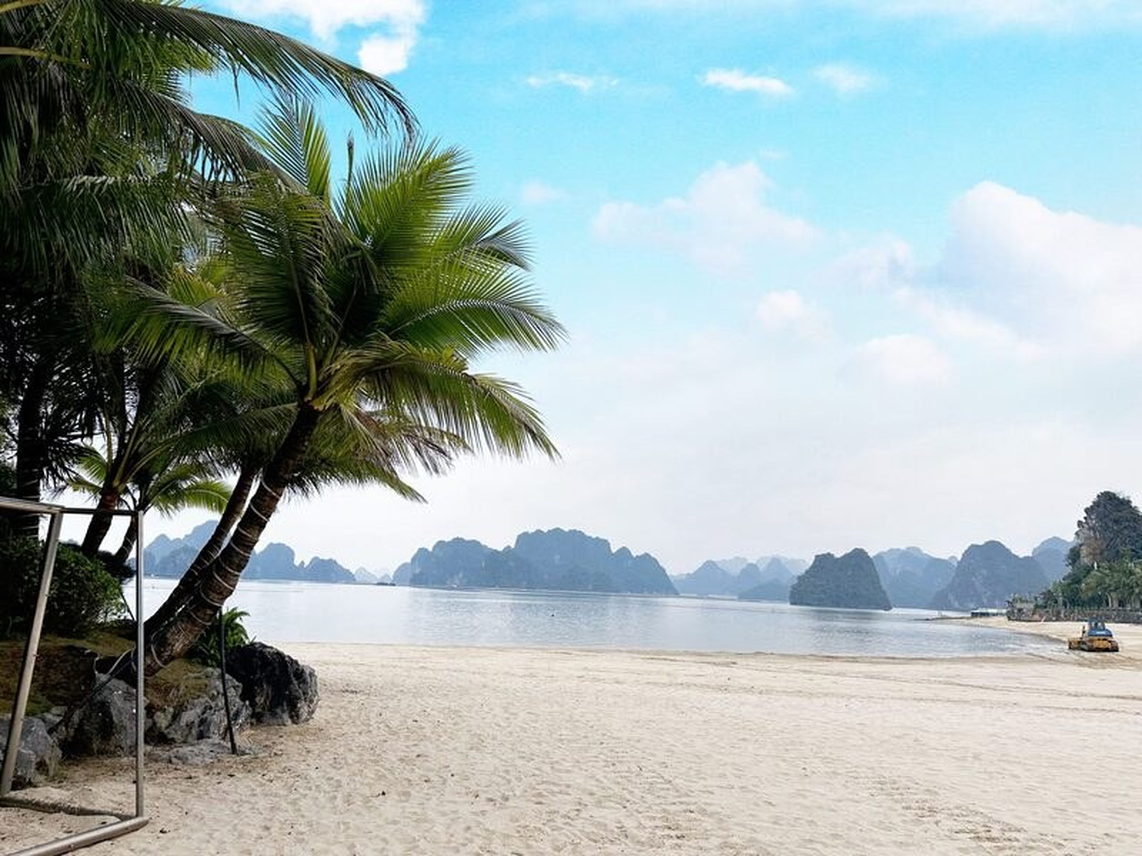 Bãi tắm Lương Ngọc Cẩm Phả yên bình giữa vịnh Bái Tử Long - Hình 4