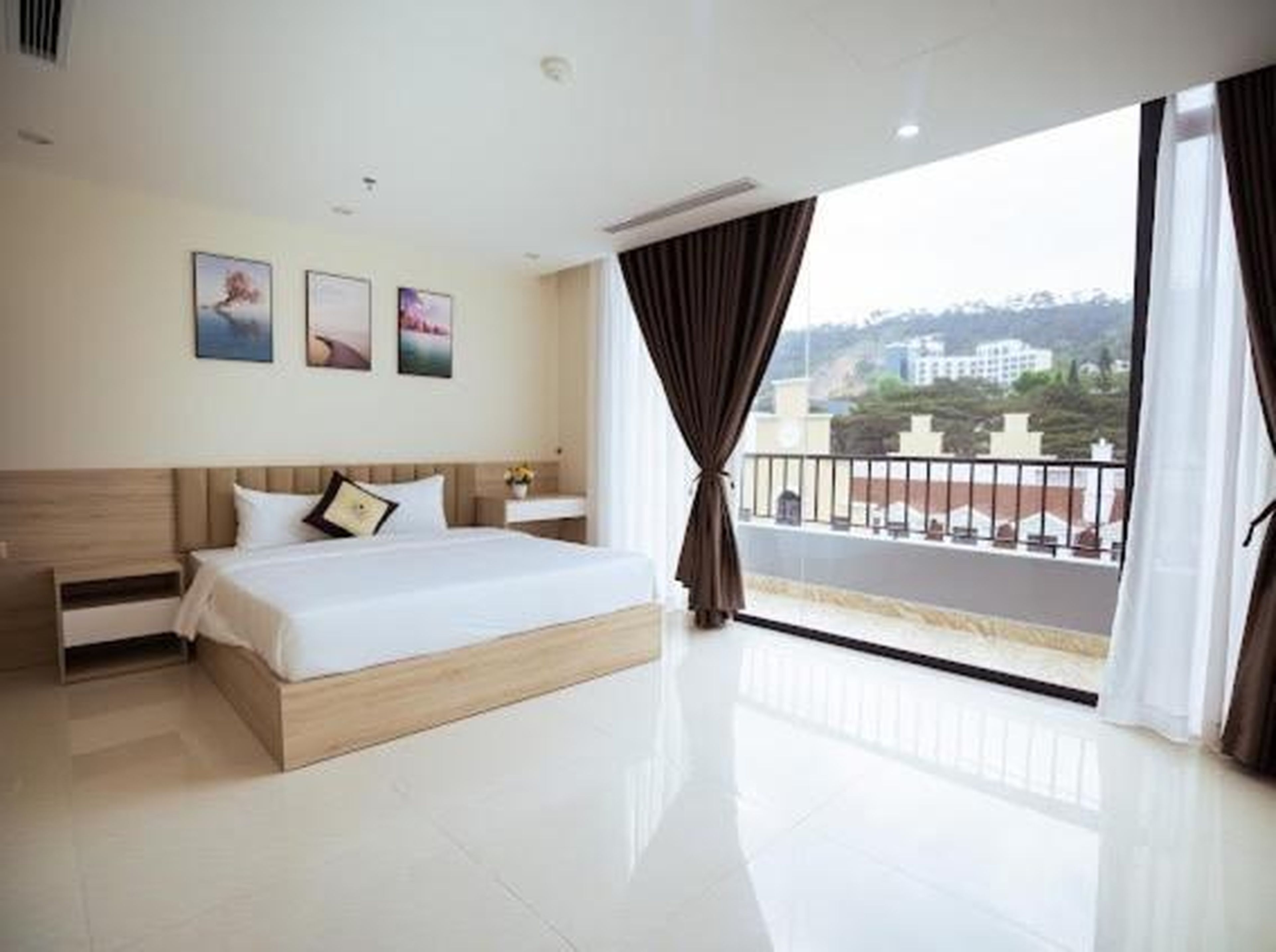 Lucasta Hotel Ha Long - Hình 1