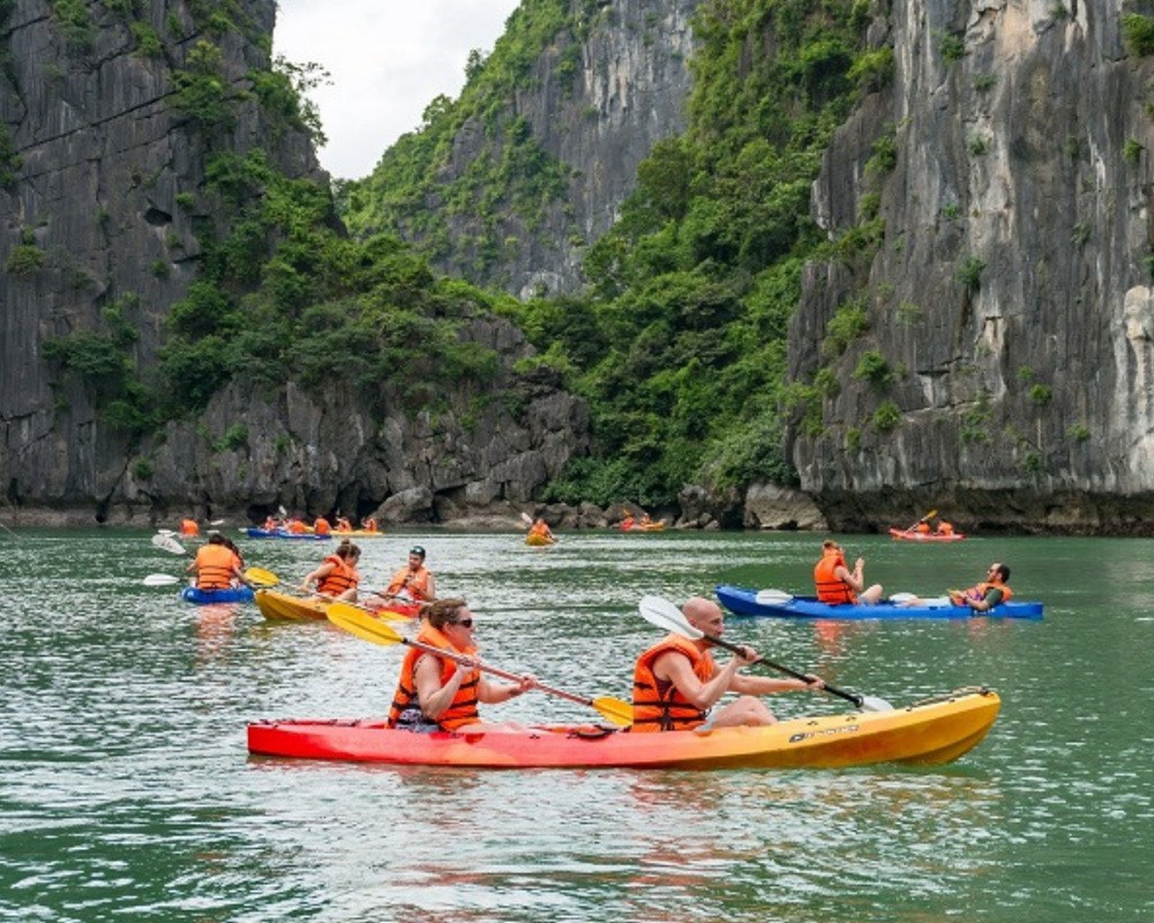 Hang Sáng Tối - Chèo thuyền Kayak khám phá hang động đầy huyền bí - Hình 7