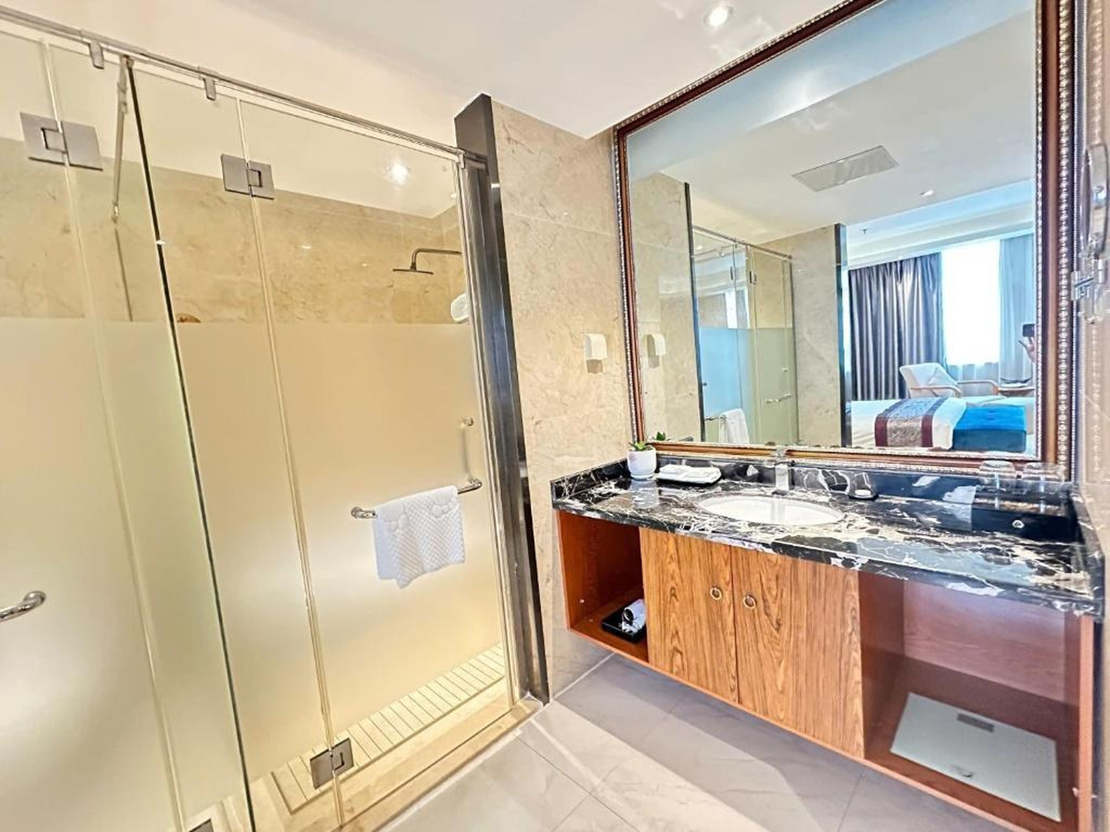 Hồng Vận Grand Hotel Móng cái - Hình 3
