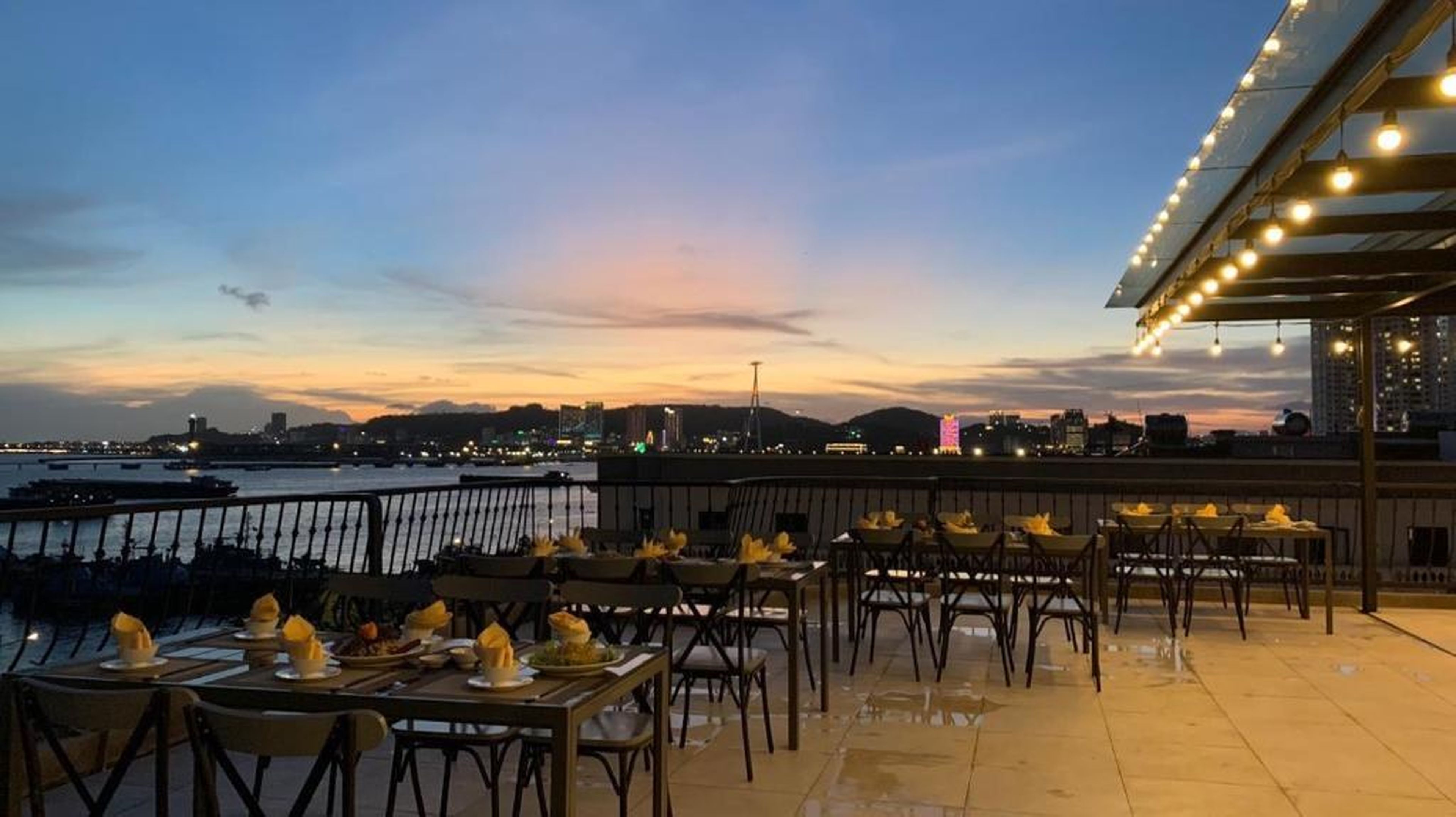 The Confetti Hotel Ha Long - Hình 43