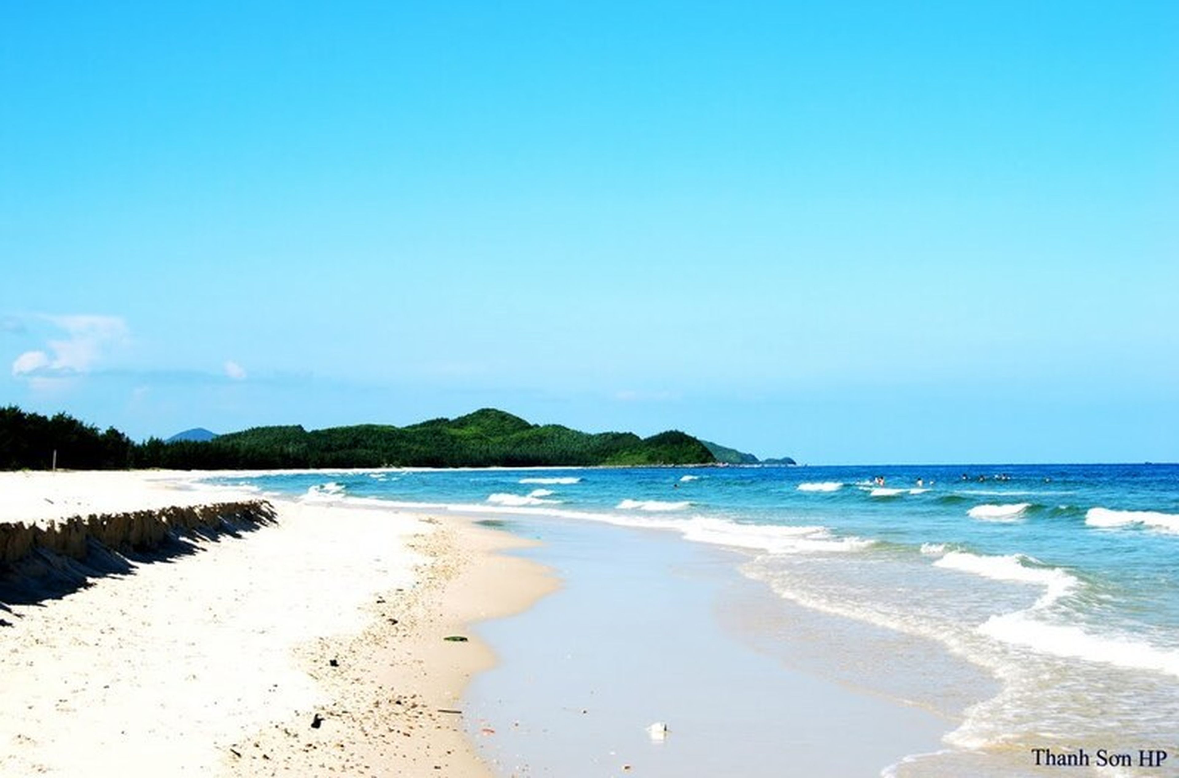 Bãi tắm Sơn Hào Quan Lạn, thiên đường biển hoang sơ với bãi đá tròn độc đáo - Hình 1