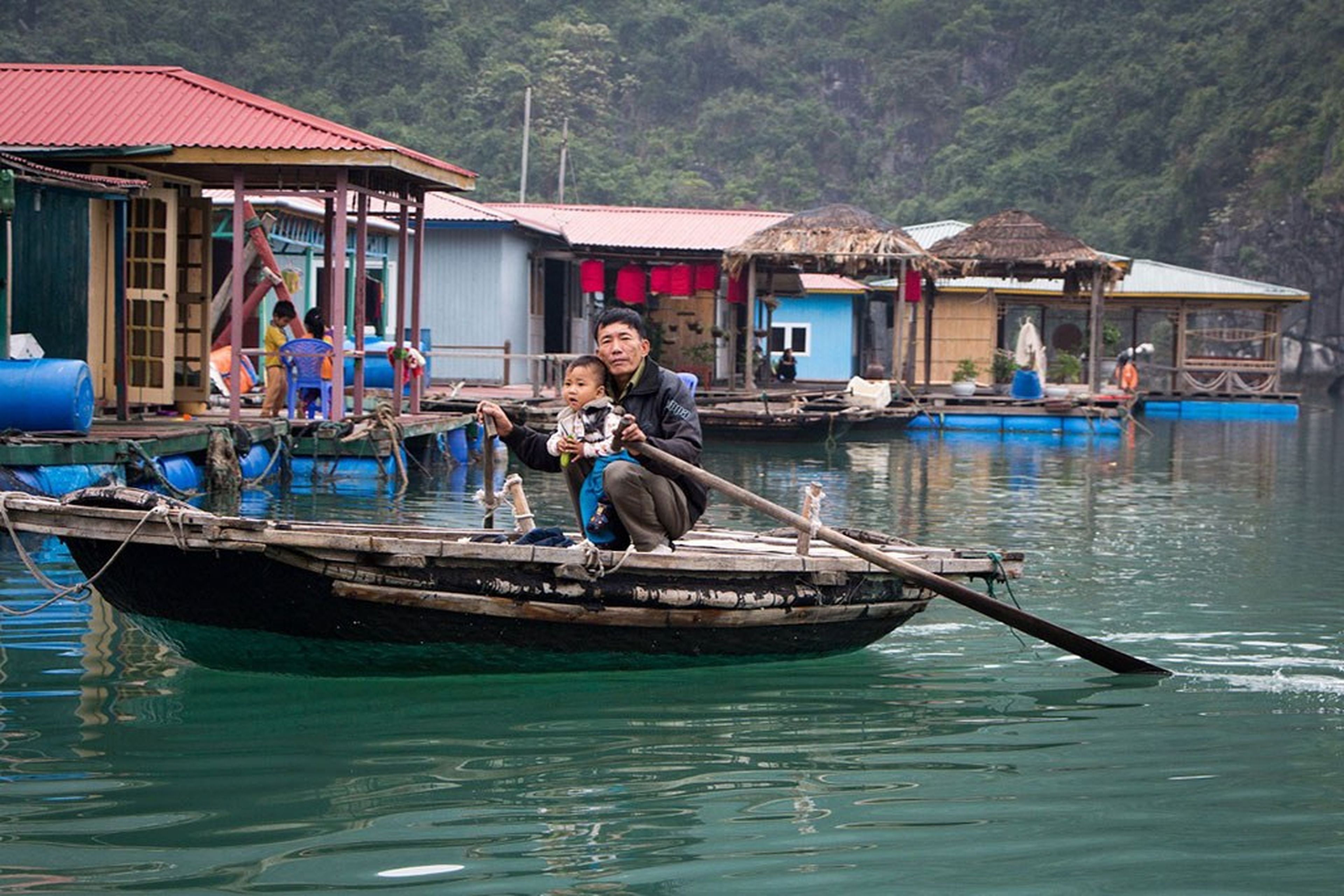 Làng chài Cửa Vạn - Ngôi làng nhỏ thanh bình giữa Vịnh Thiên Đường - Hình 14