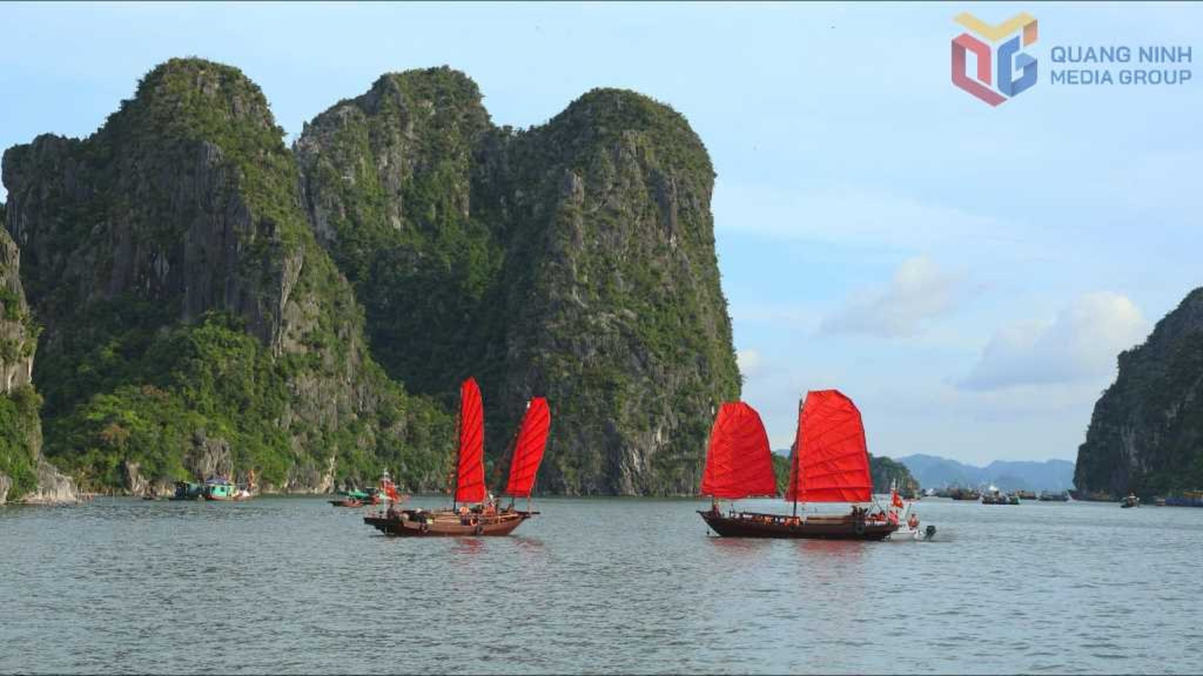 Cánh buồm đỏ thắm trên vịnh xanh - Hình 1