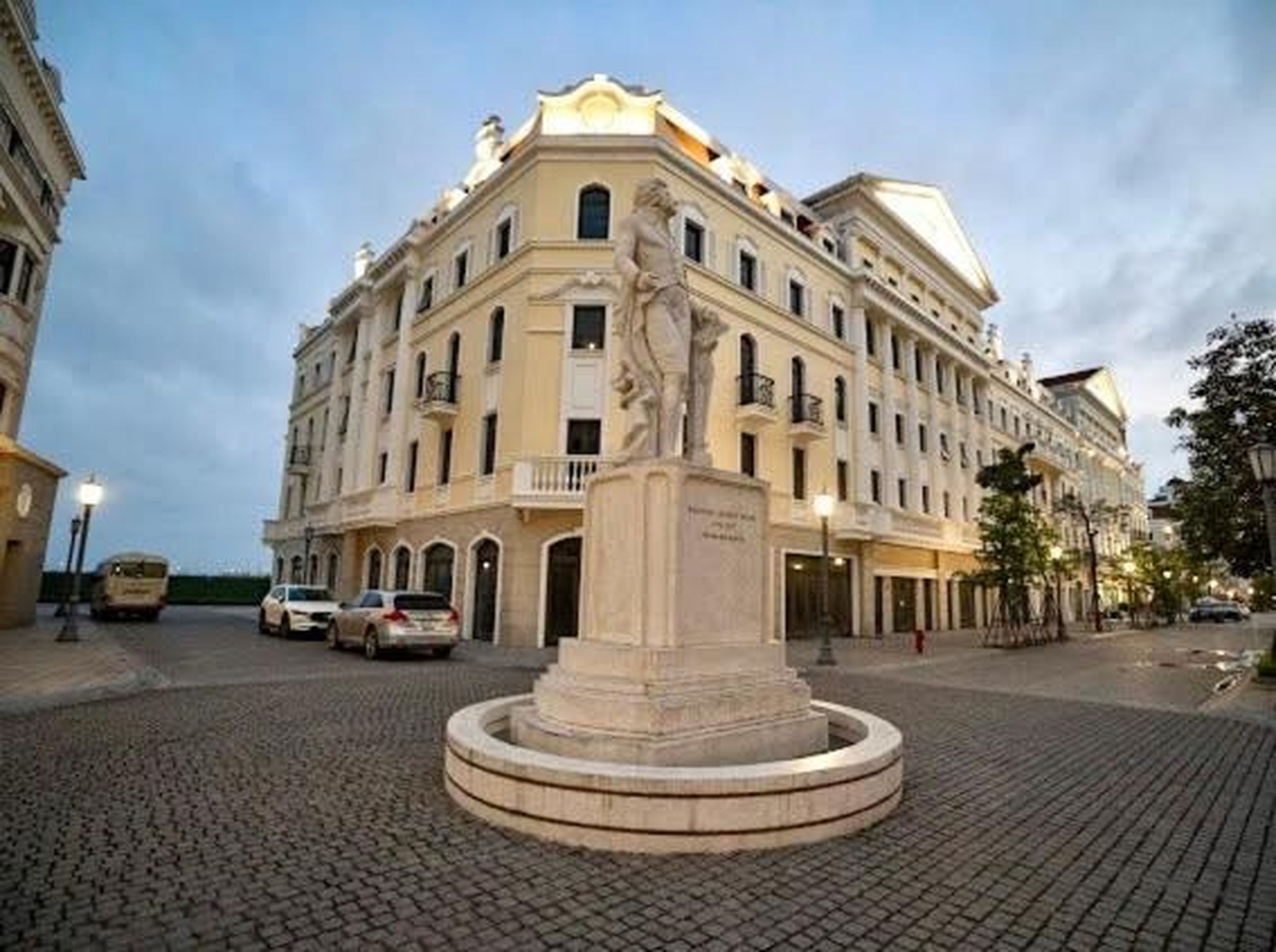 Lucasta Hotel Ha Long - Hình 2
