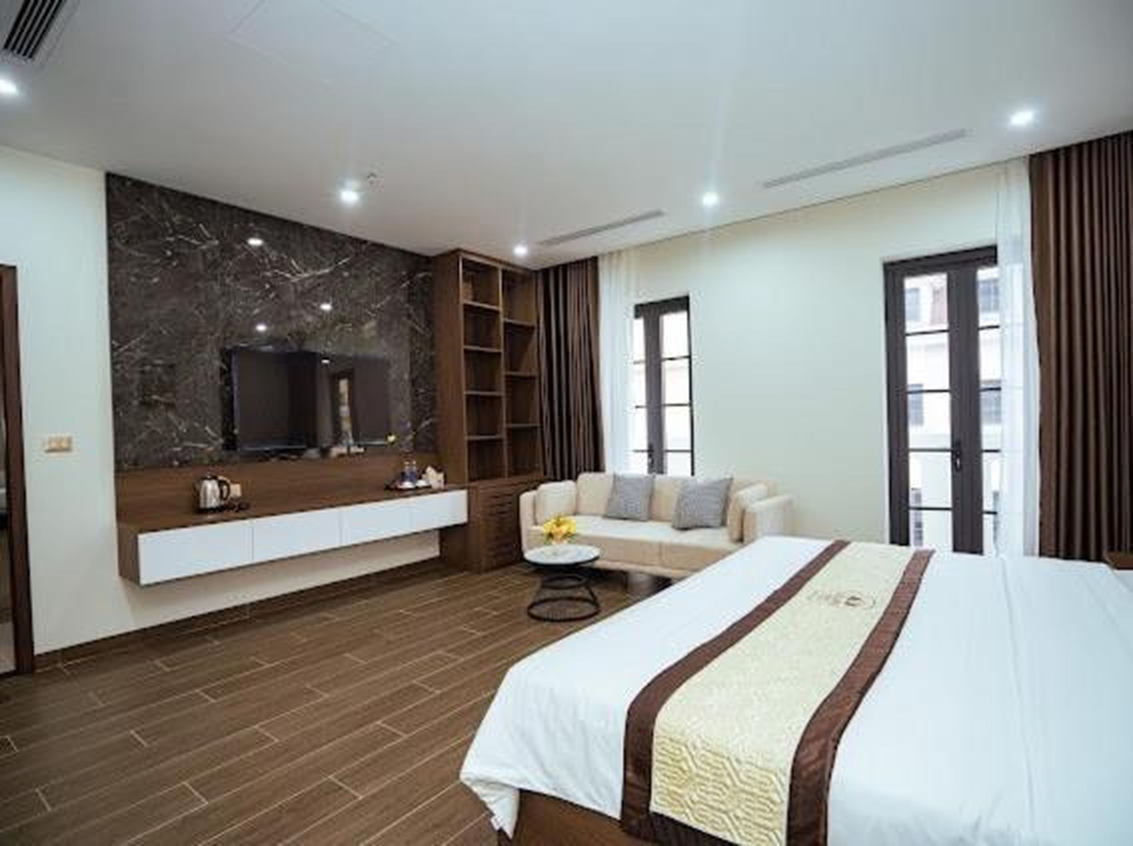 Lucasta Hotel Ha Long - Hình 31