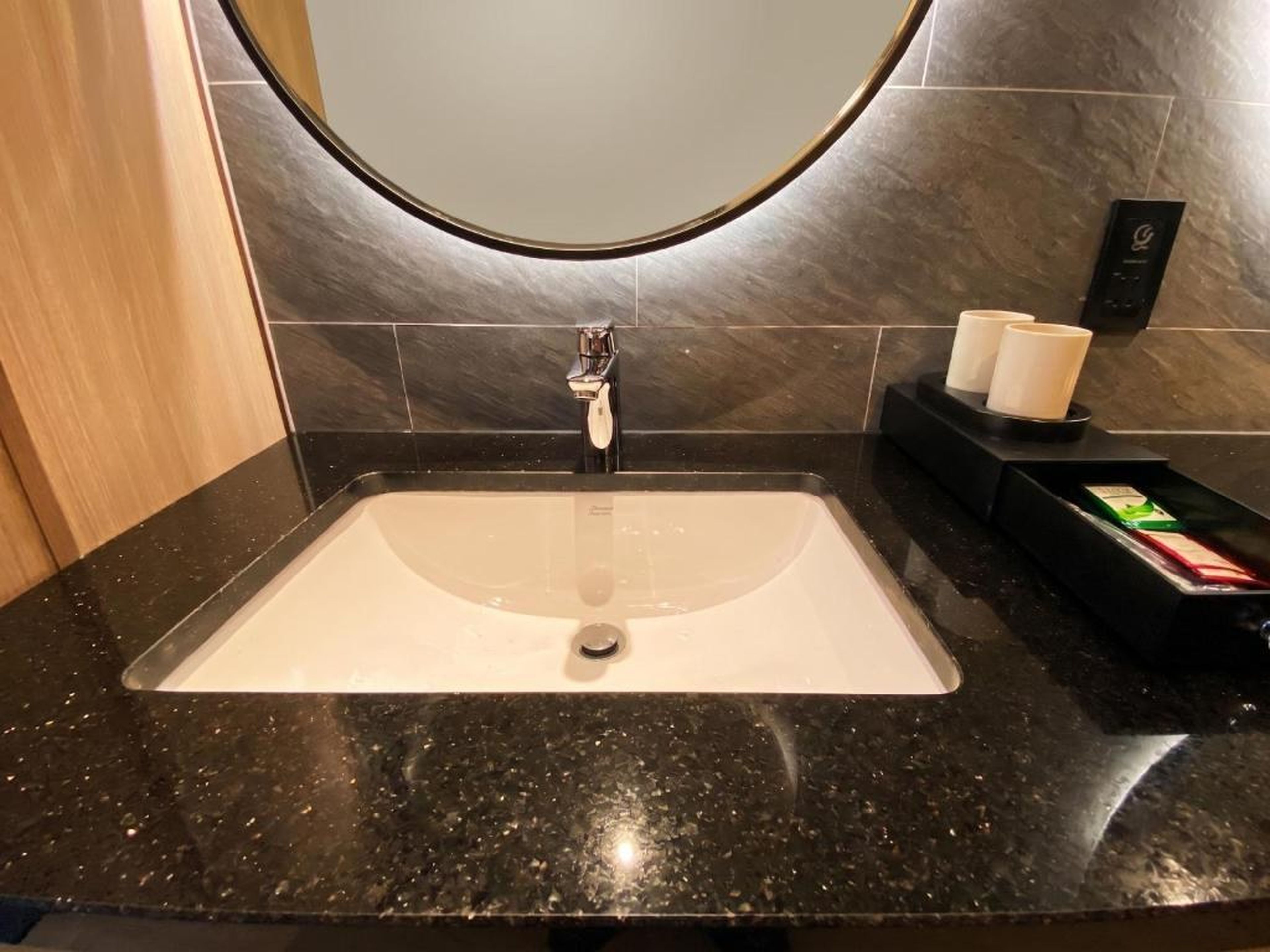 Residence By the Ha Long Beach Citadines Marina 1BR - Hình 22