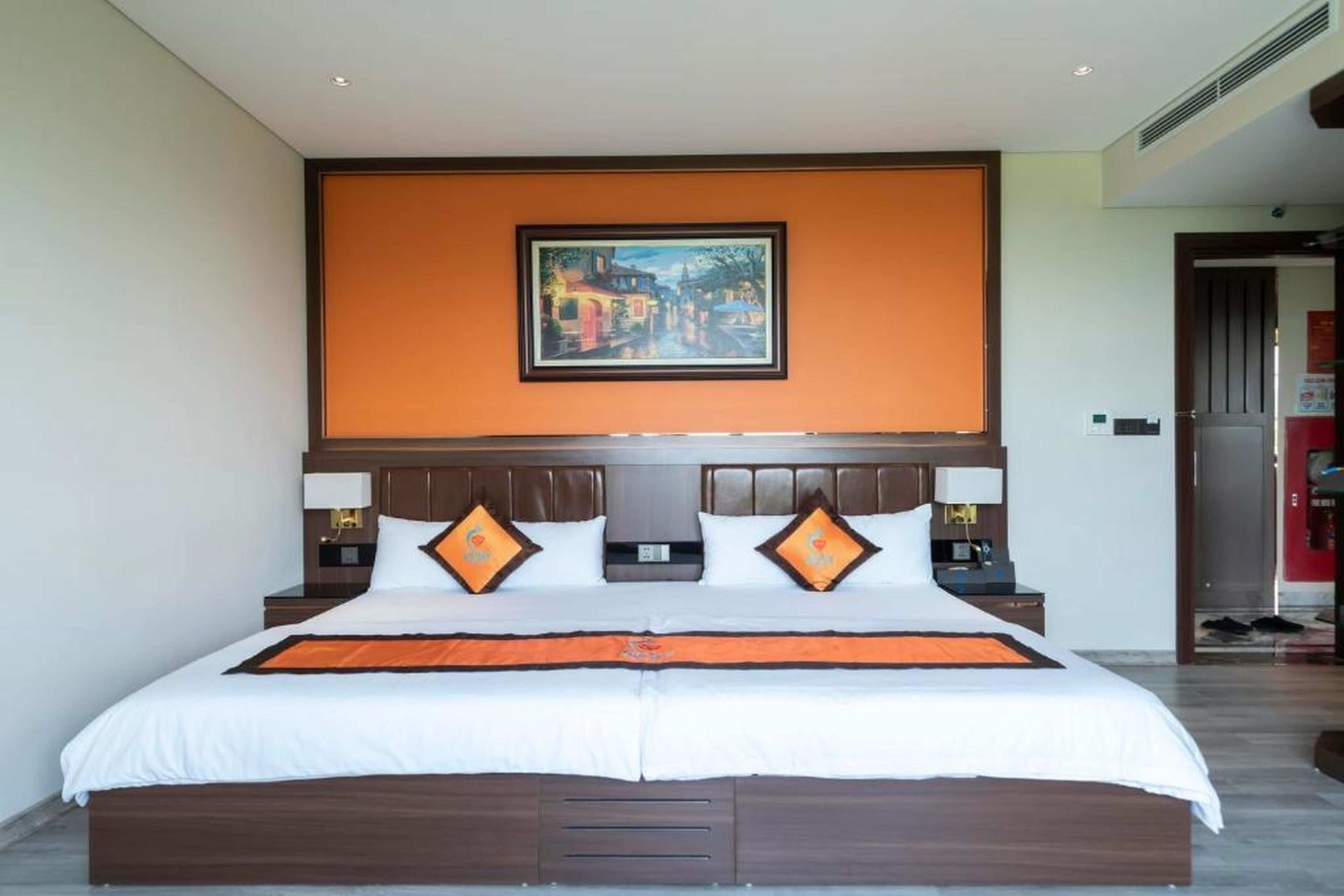 Ruby Hotel Van Don - Hình 25