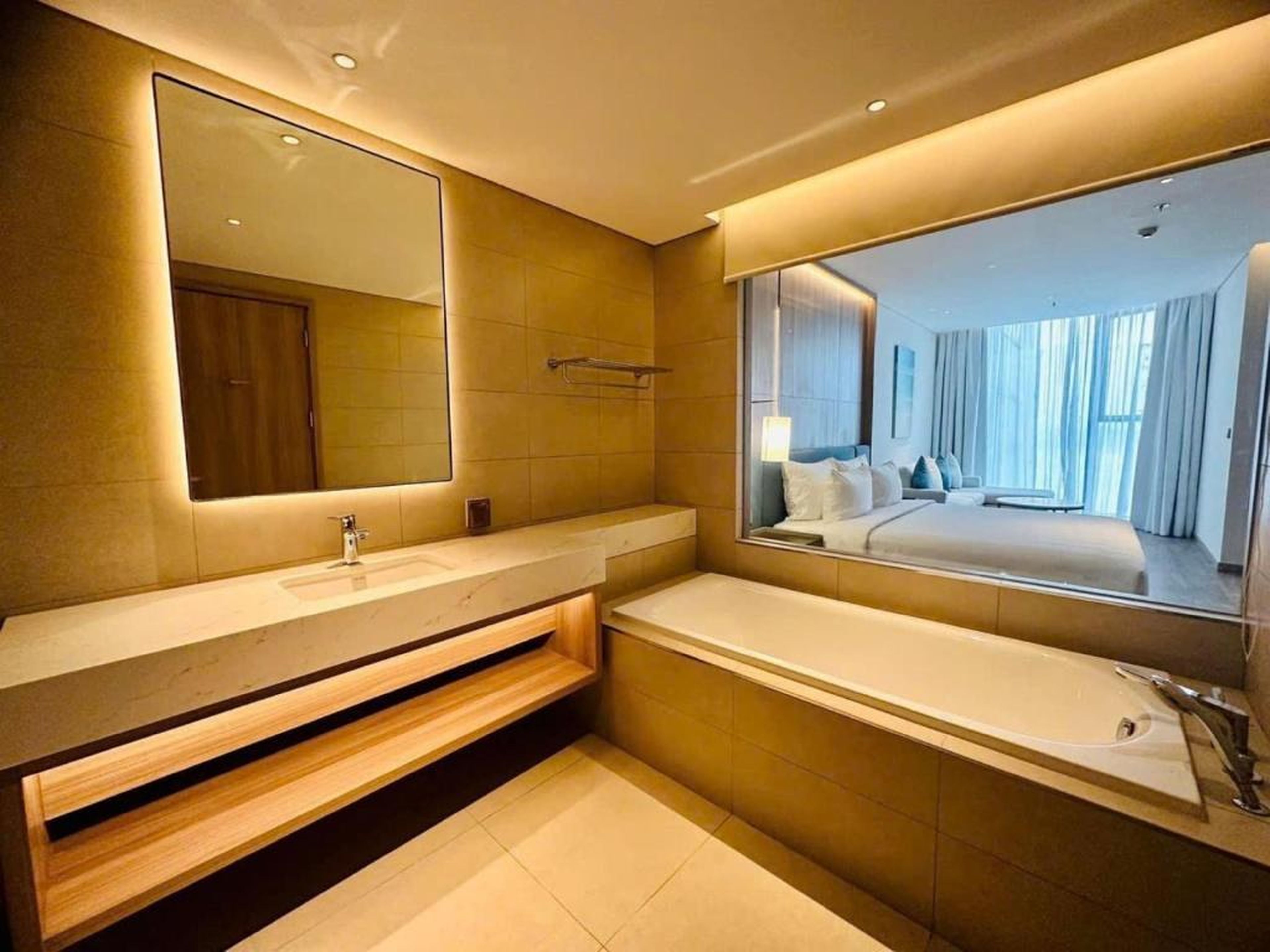 A La Carte Ha Long Paradise Bay - Hình 34