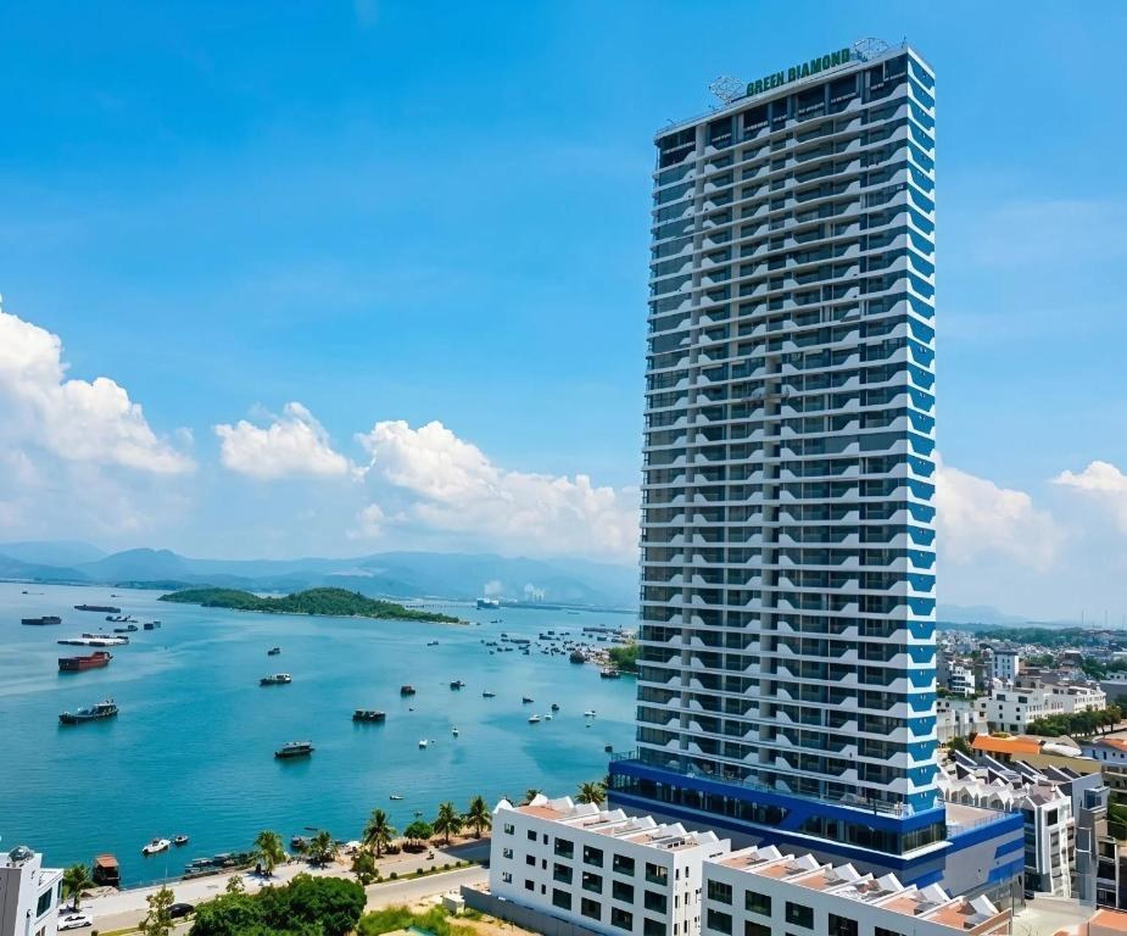 Family - Friendly 2BR Sea View Apartment - Green Diamond Ha Long - Hình 9