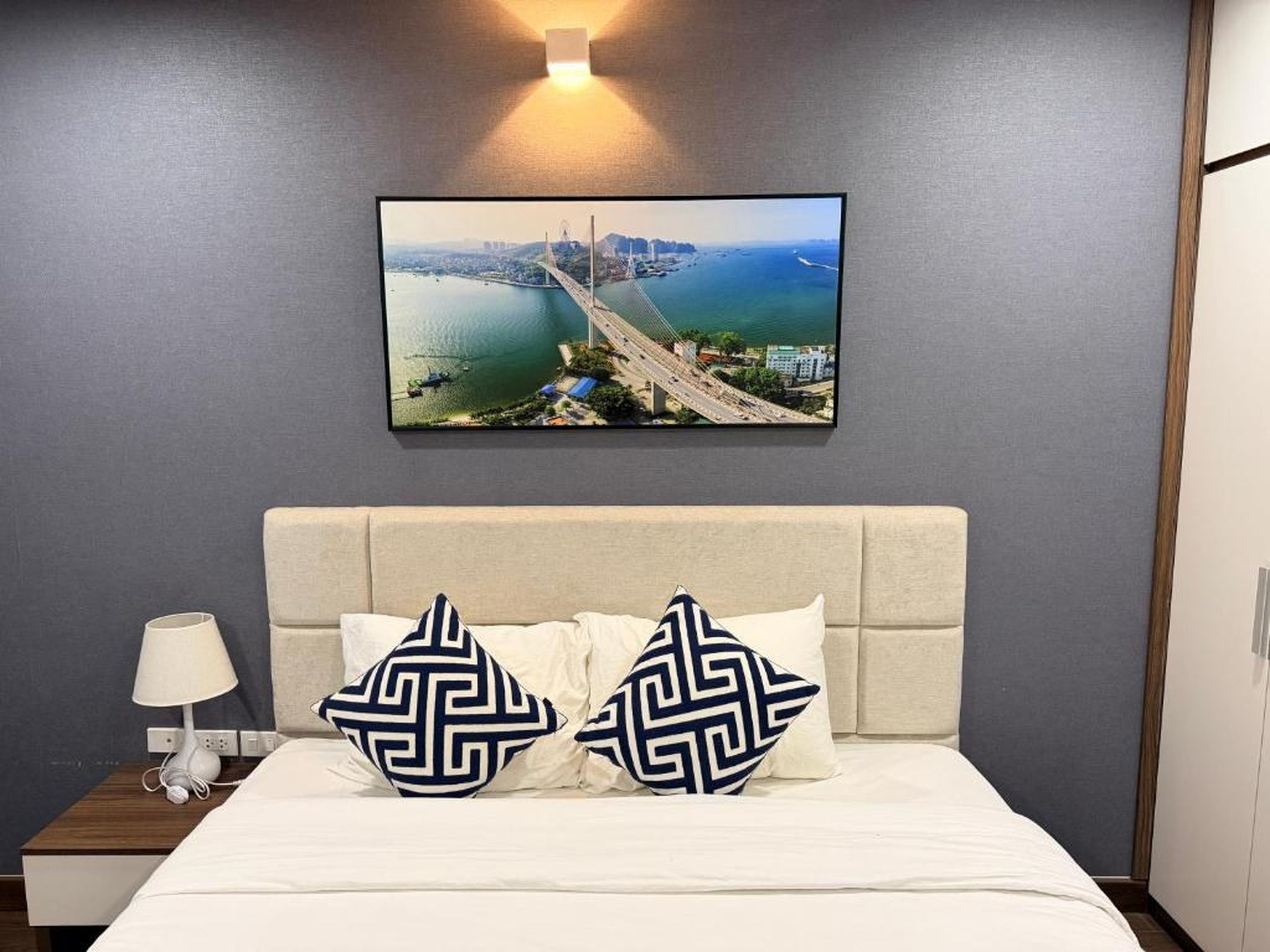 Ha Long 2BR Apartment - Spacious & Modern - Near Center - Hình 2