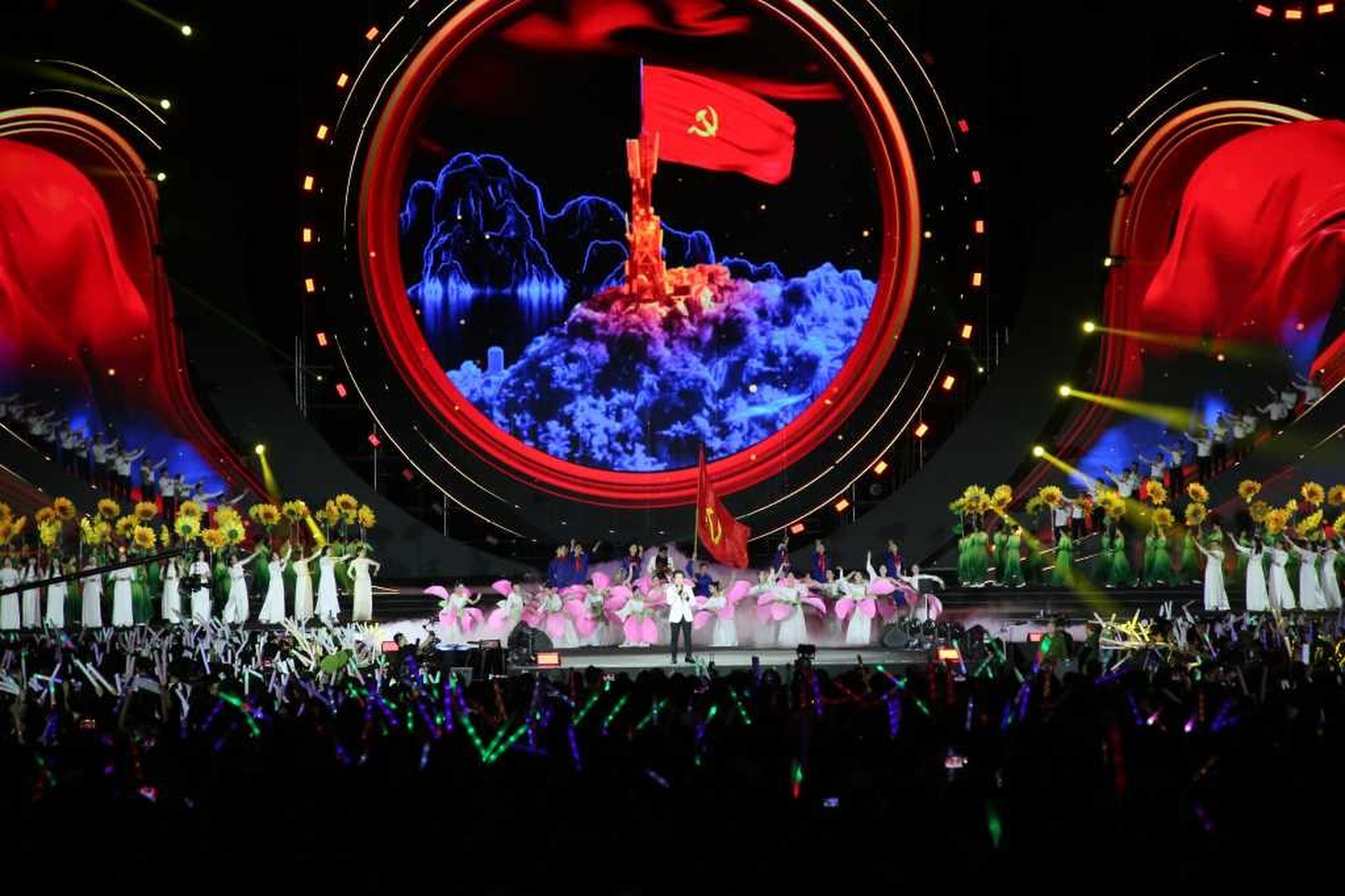 Concert “Quảng Ninh - Đất mỏ anh hùng” lan tỏa thông điệp về tình yêu quê hương, đất nước - Hình 2