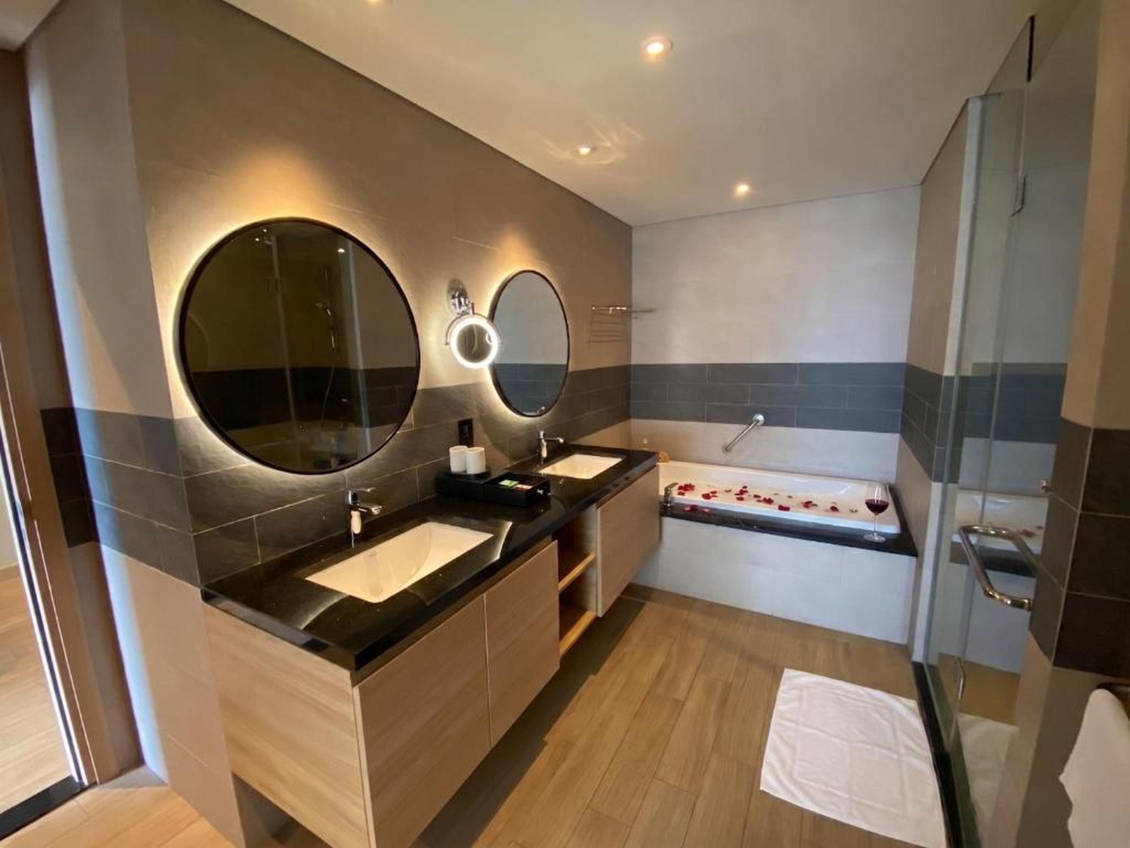 Residence By the Ha Long Beach Citadines Marina 1BR - Hình 4