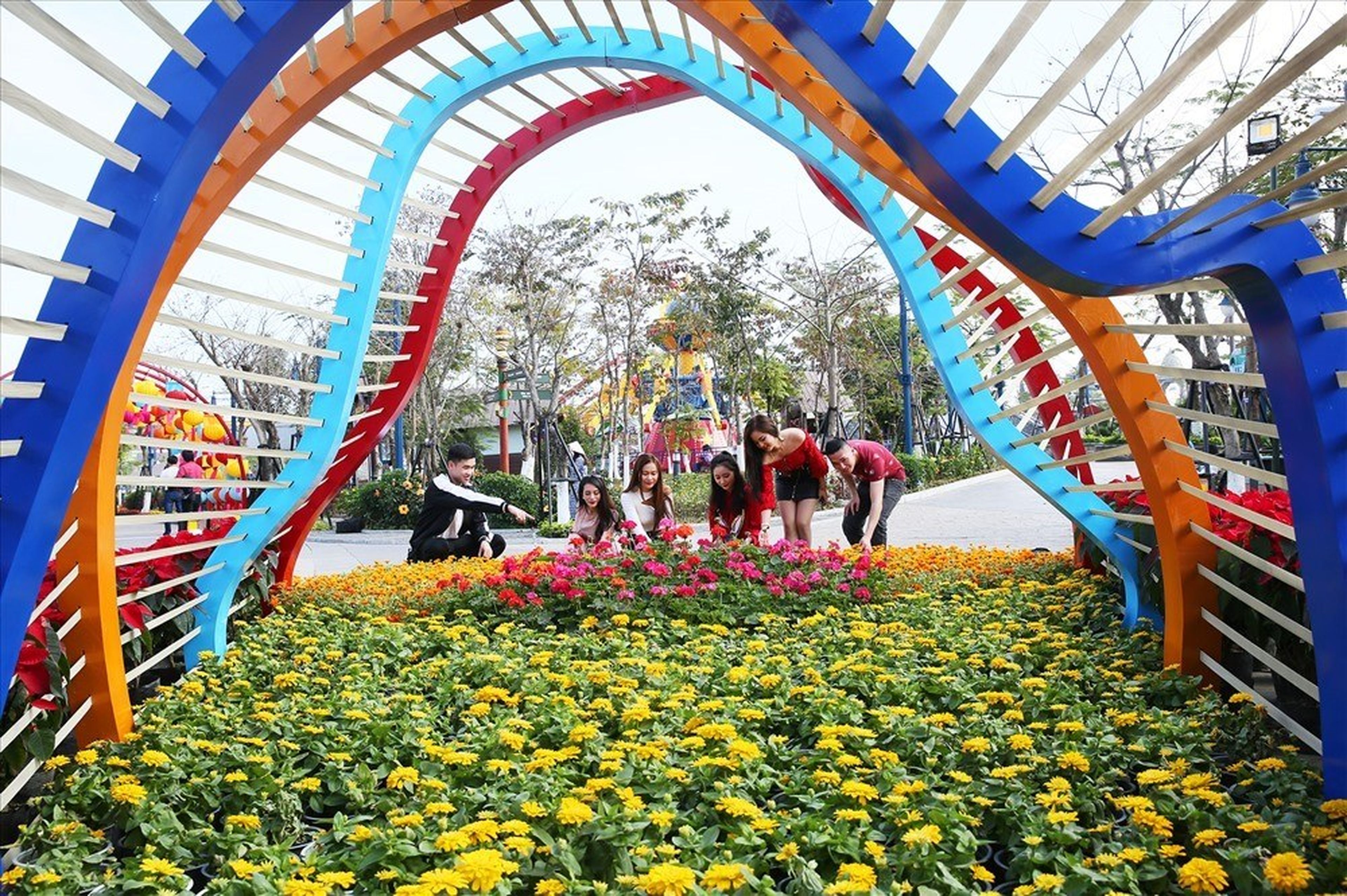 Ngỡ ngàng trước Công viên Hoa Hạ Long sở hữu kiến trúc siêu khủng - Hình 4
