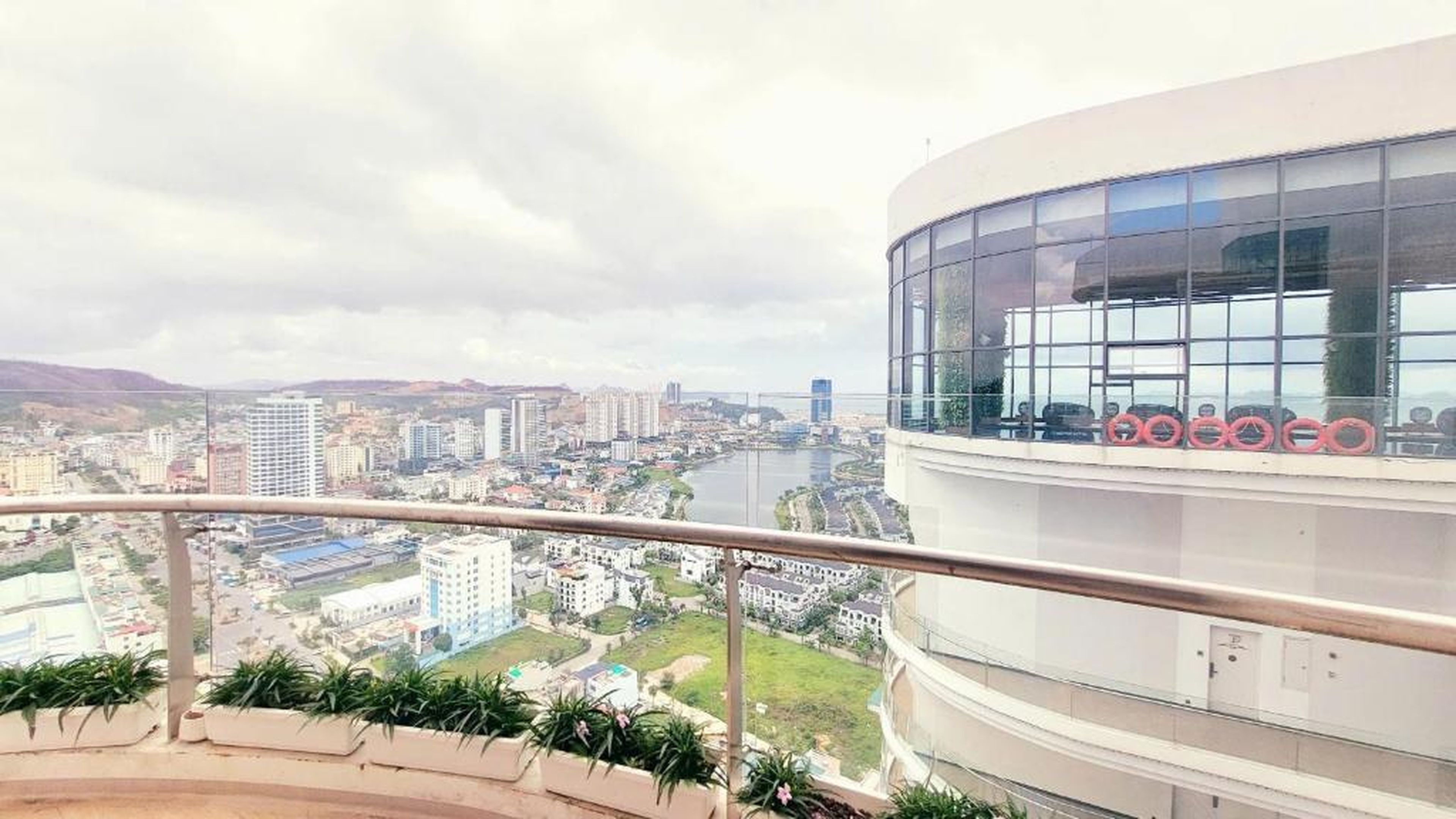 Sweet Home - Homestay apartment system at Citadines Marina Ha Long building - Hình 44