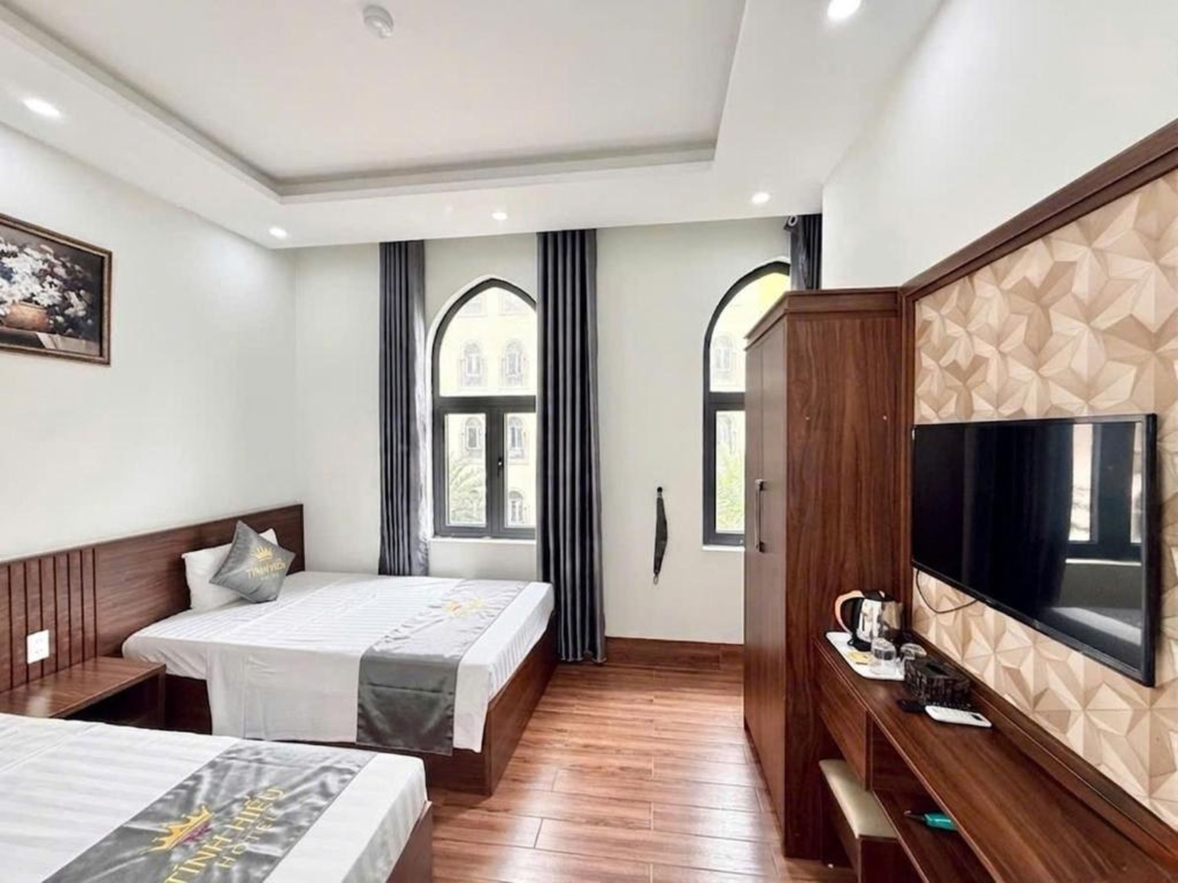 TH Hotel 7 màu - Hình 5