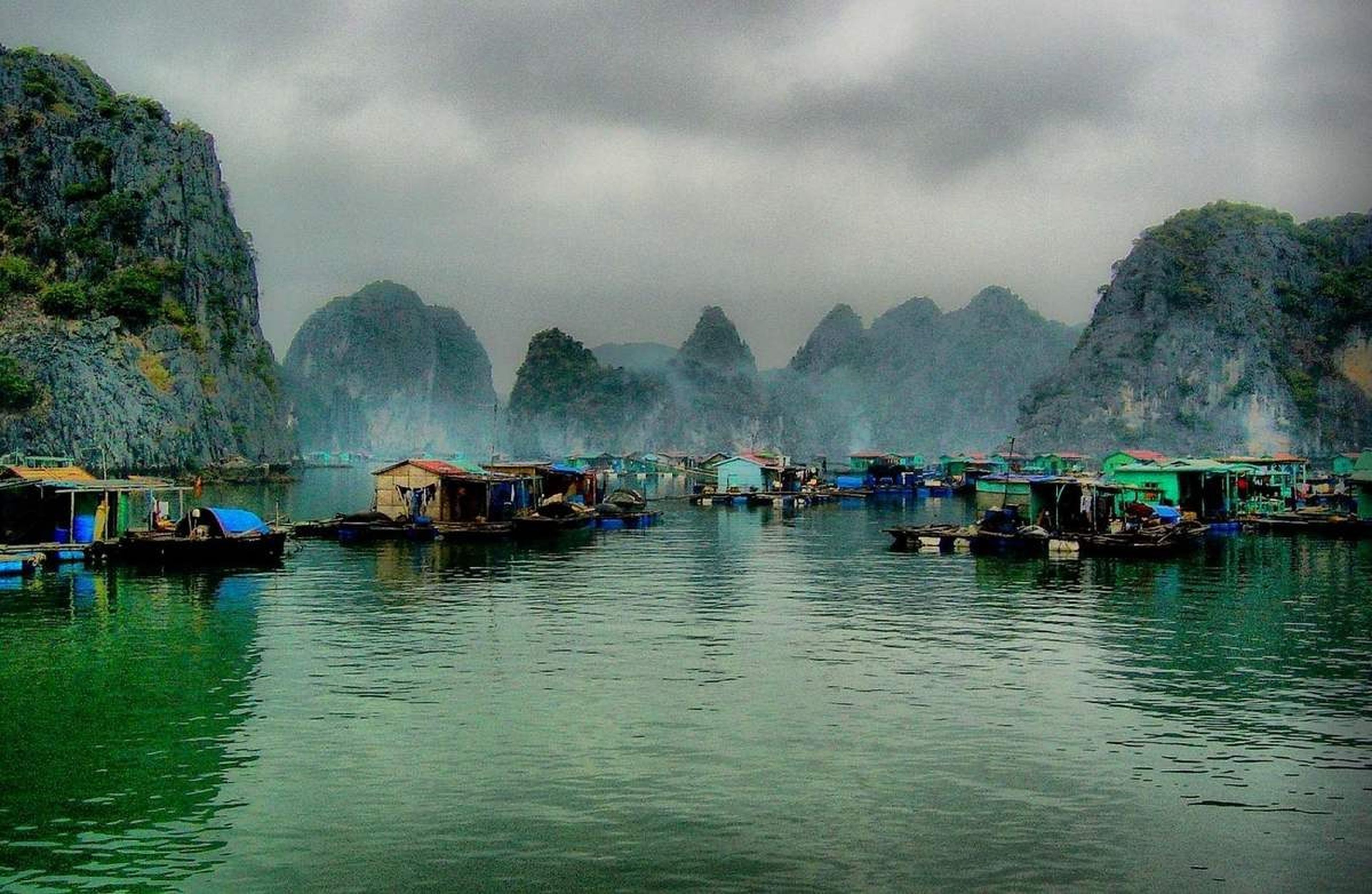 Làng chài Cửa Vạn - Ngôi làng nhỏ thanh bình giữa Vịnh Thiên Đường - Hình 12