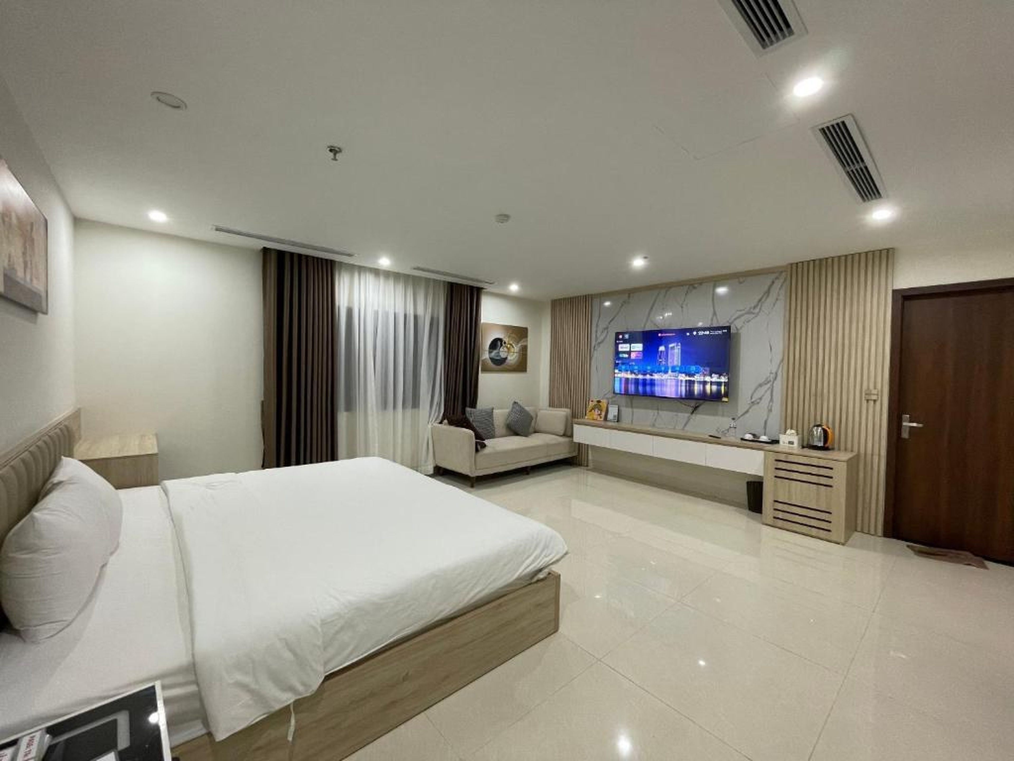 Lucasta Hotel Ha Long - Hình 6
