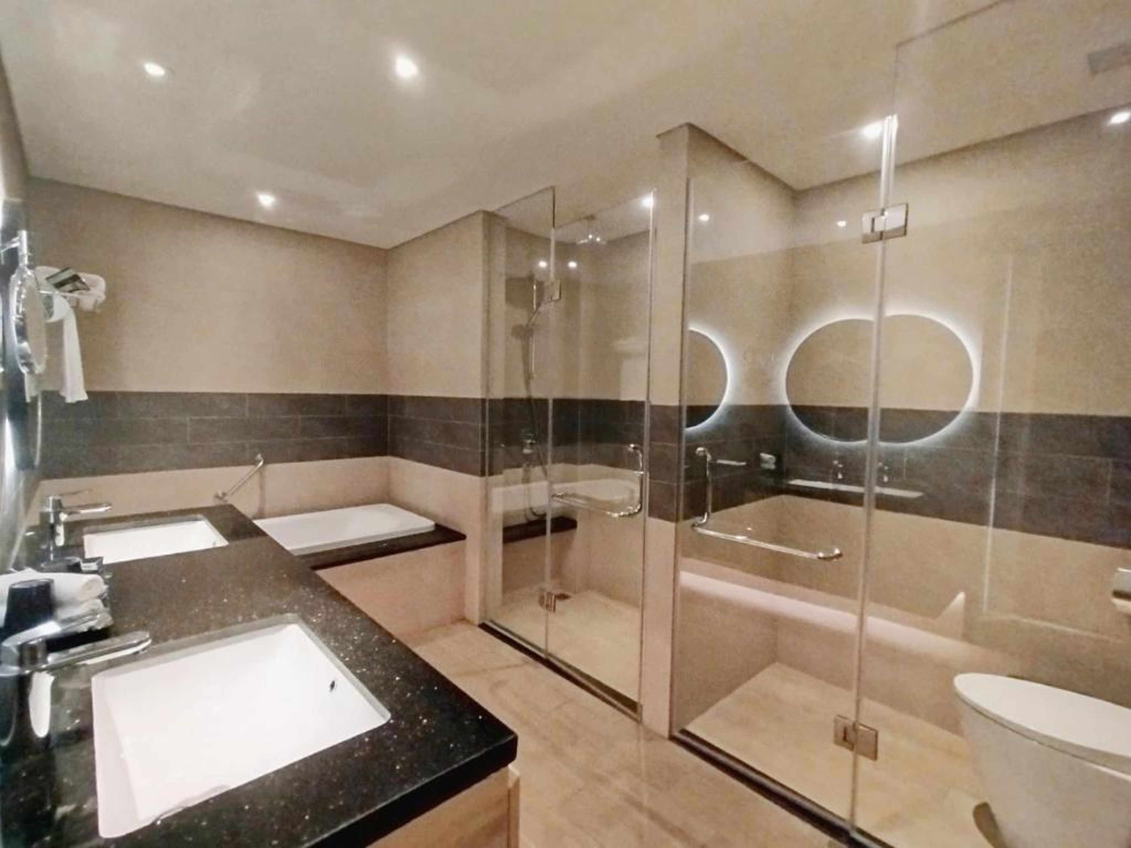 Sweet Home - Homestay apartment system at Citadines Marina Ha Long building - Hình 15