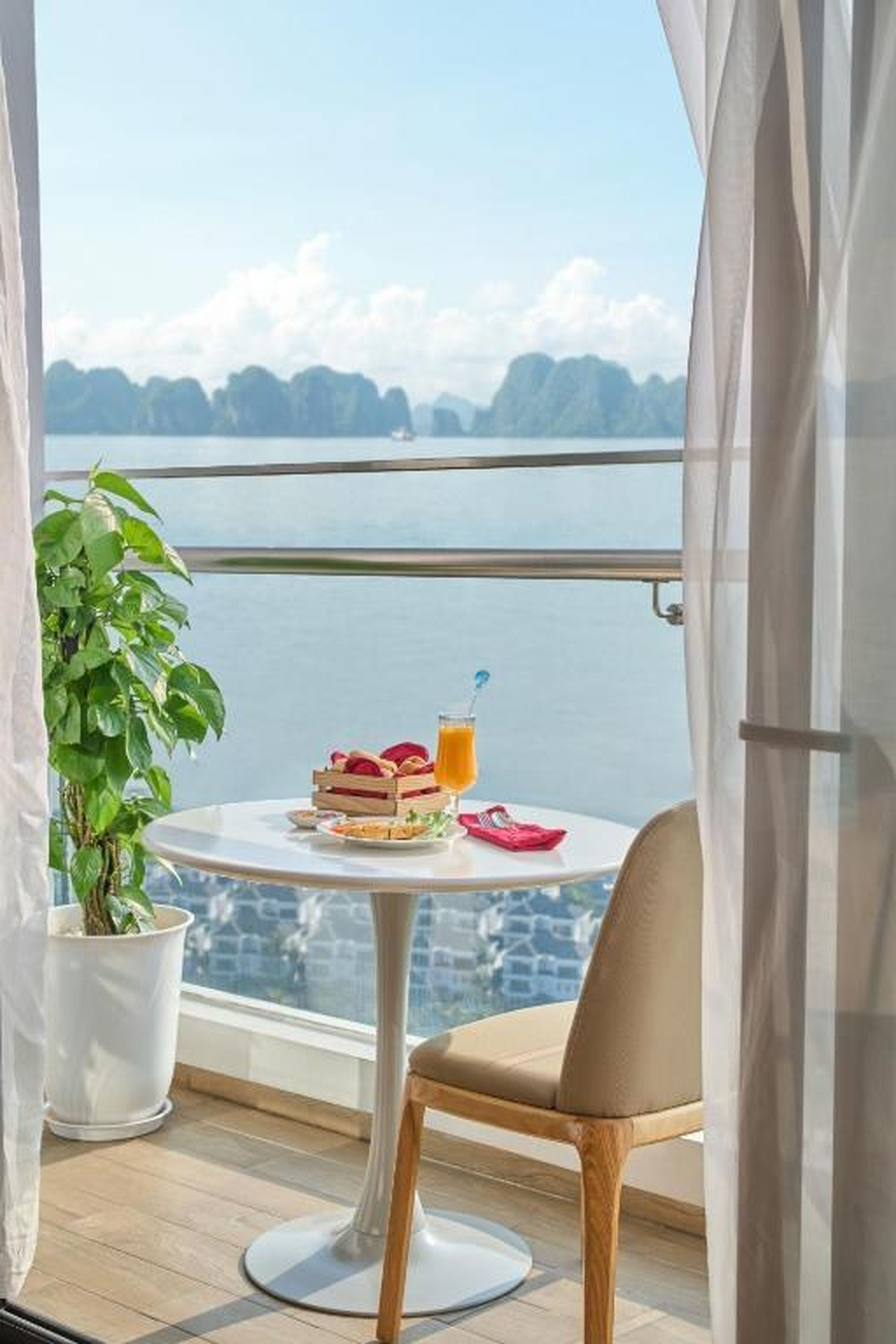 DeLaSea Ha Long Hotel - Modern Bayview Escape - Hình 1