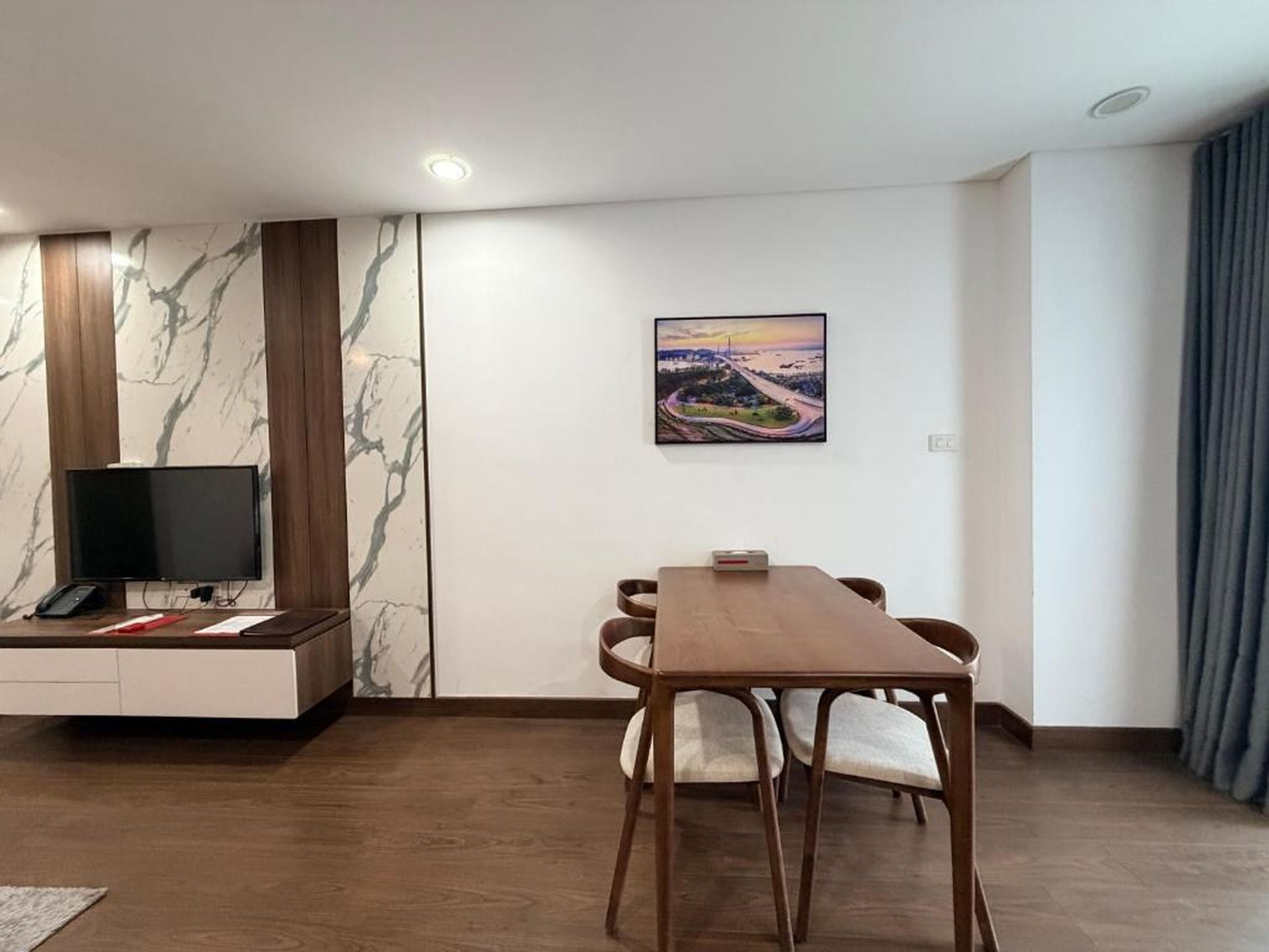 Ha Long 2BR Apartment - Spacious & Modern - Near Center - Hình 6