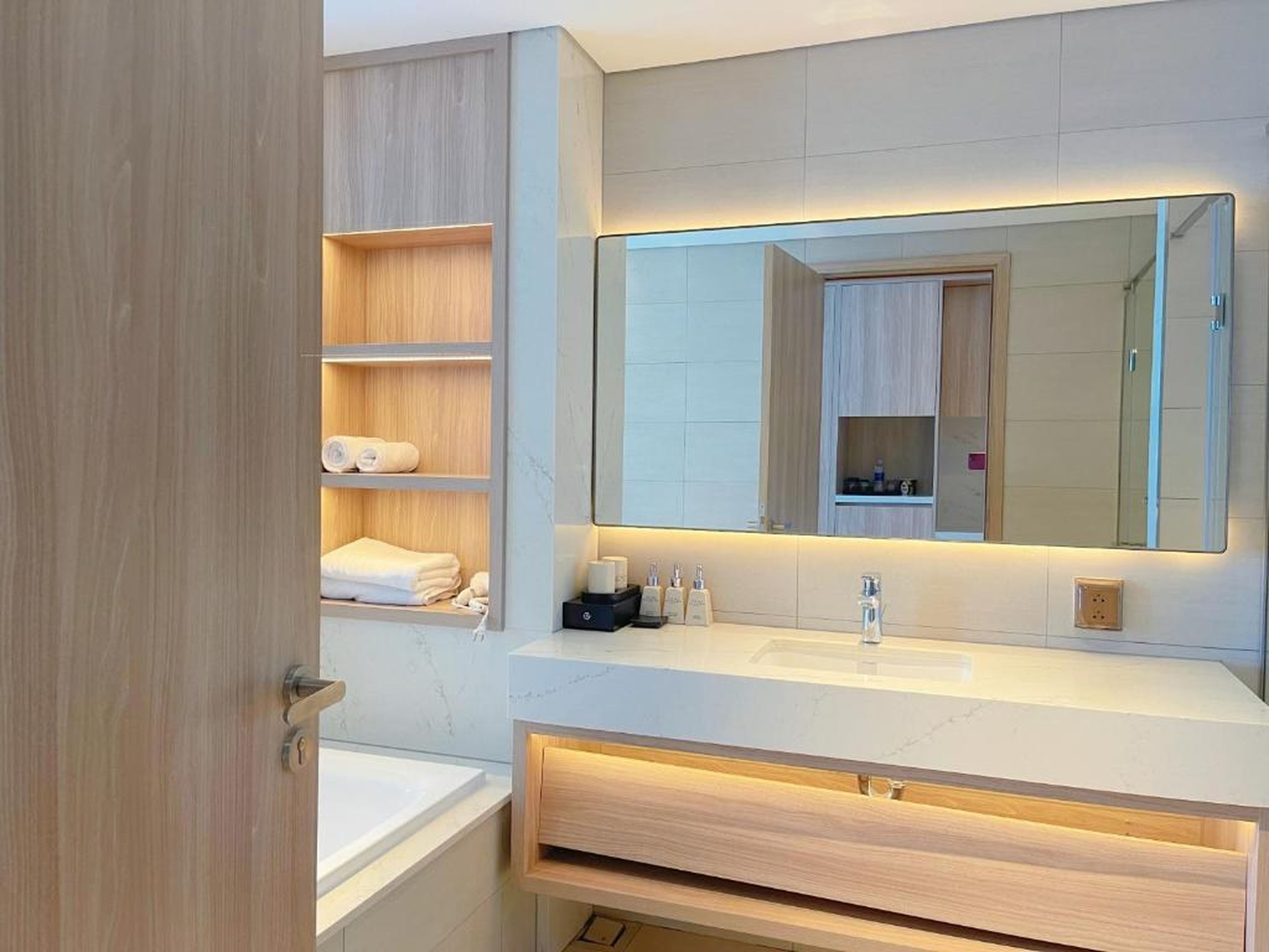 A La Carte Ha Long Bay Residence - Hình 3