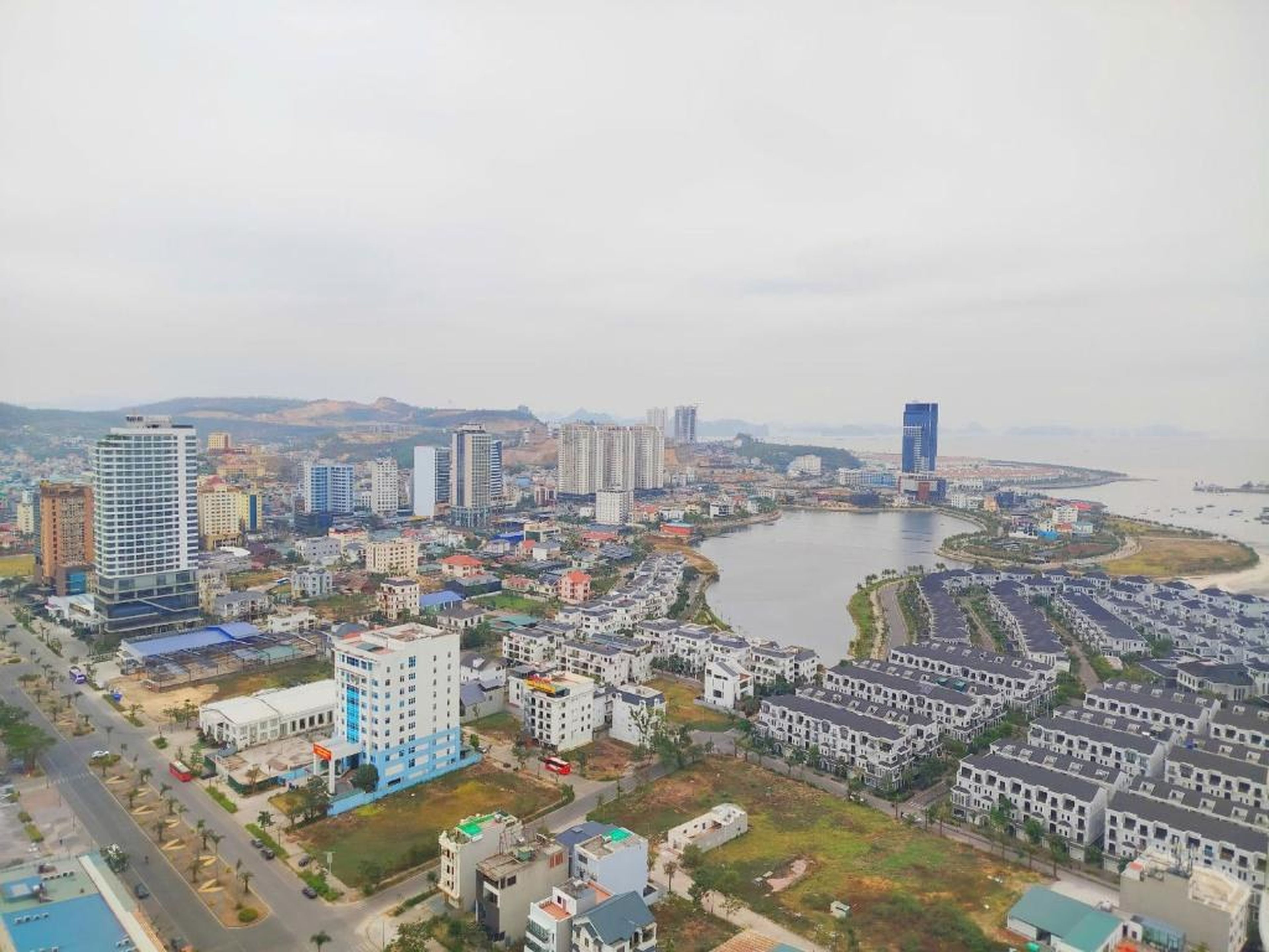Sweet Home - Homestay apartment system at Citadines Marina Ha Long building - Hình 38