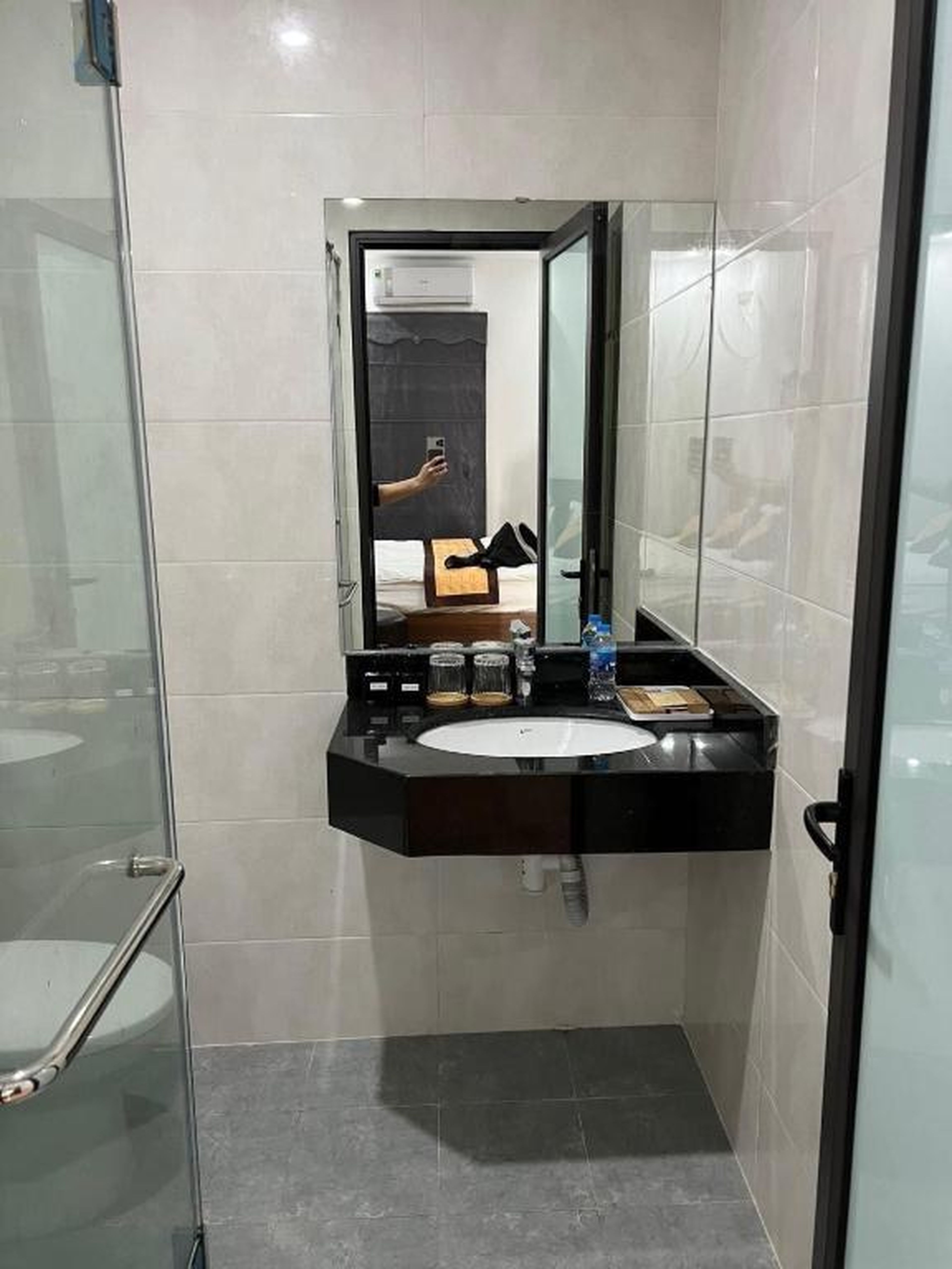 PRAHA HALONG Hotel - Hình 1