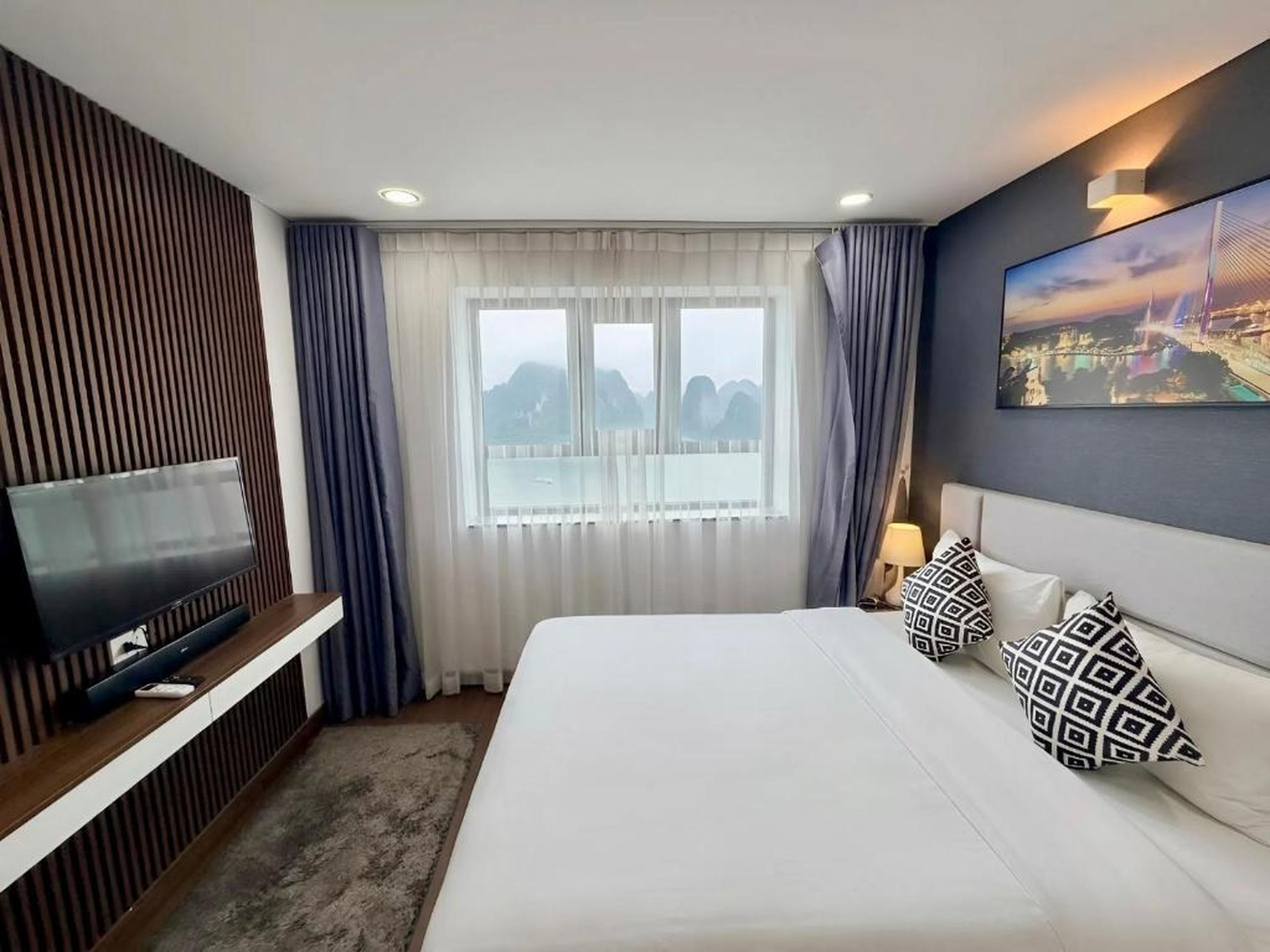 Spacious 2BR Apartment in Hon Gai Center, Ha Long - Hình 3