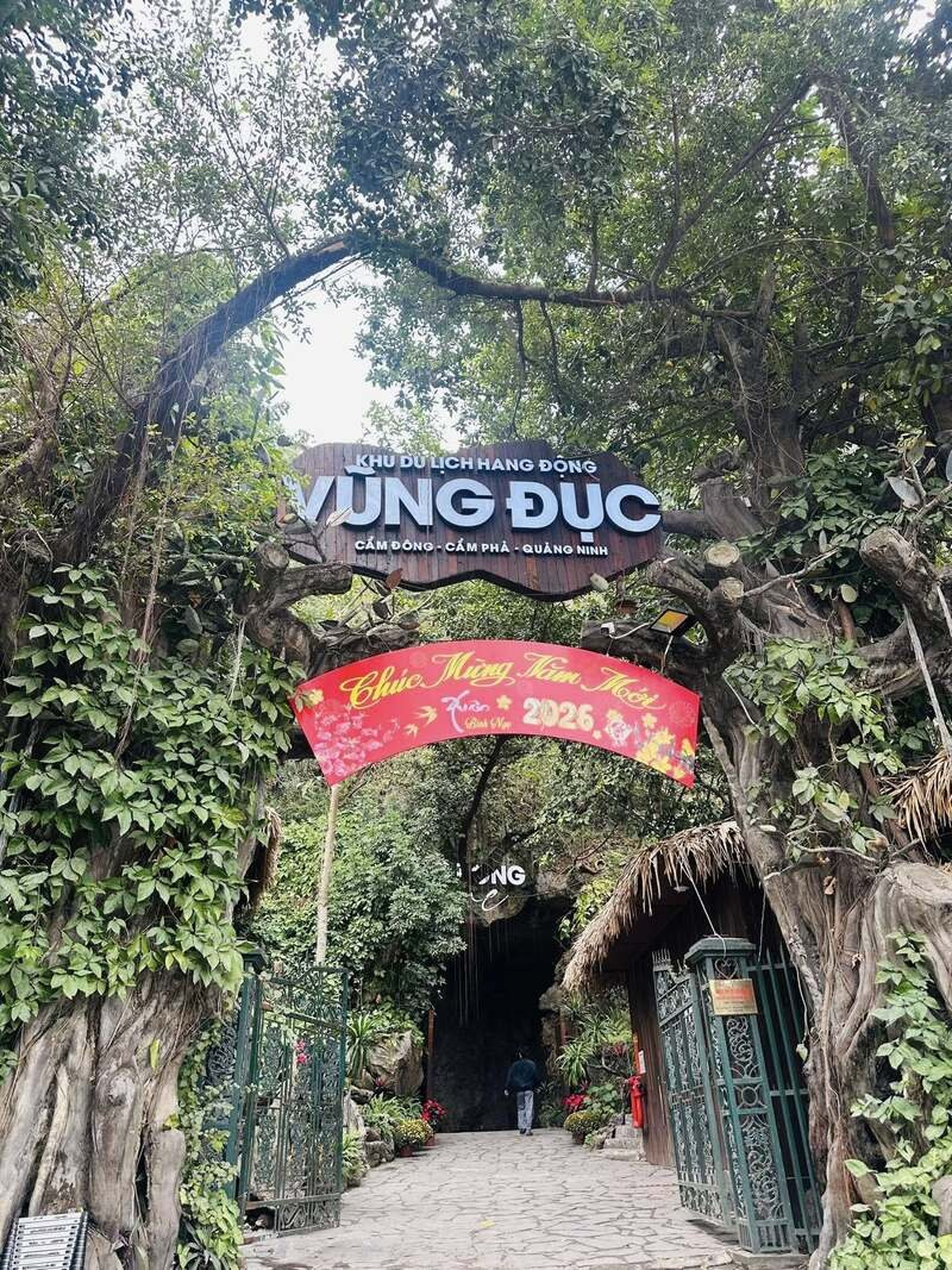 A 1.5-Hour Journey Exploring Vung Duc Cave in Bai Tu Long Bay - Hình 1