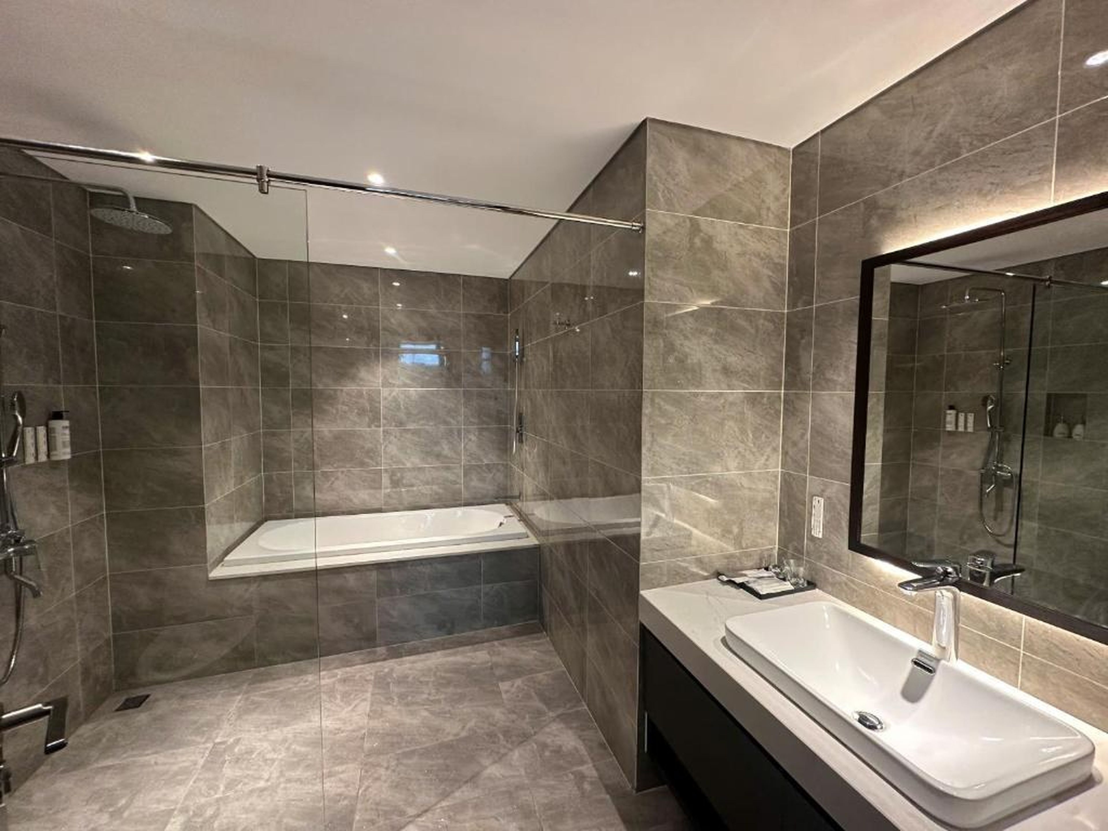 The Saphire Ha Long - TranThuy Sea View Apartment - Hình 26
