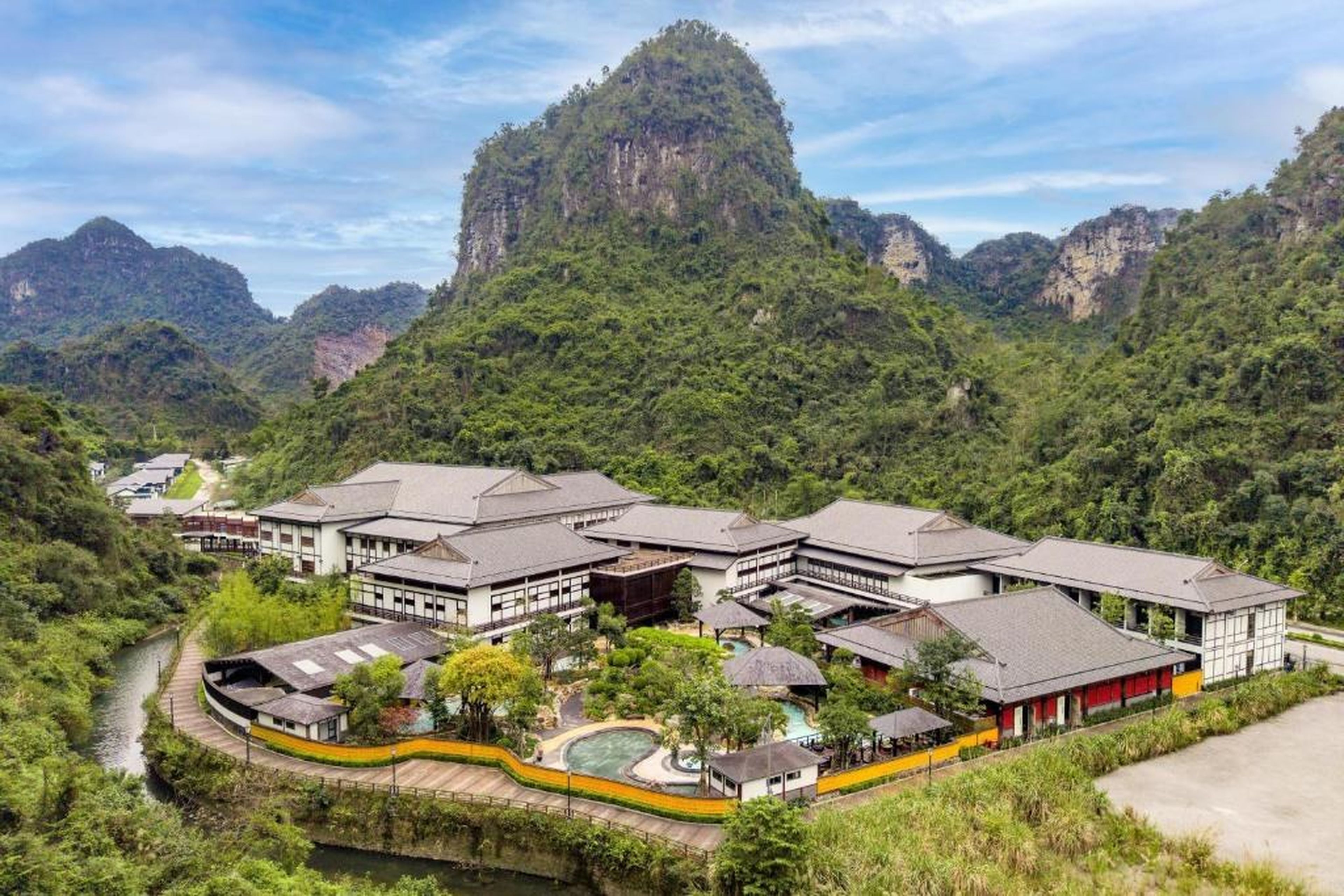 Hilton Quang Hanh Onsen Resort - Hình 16