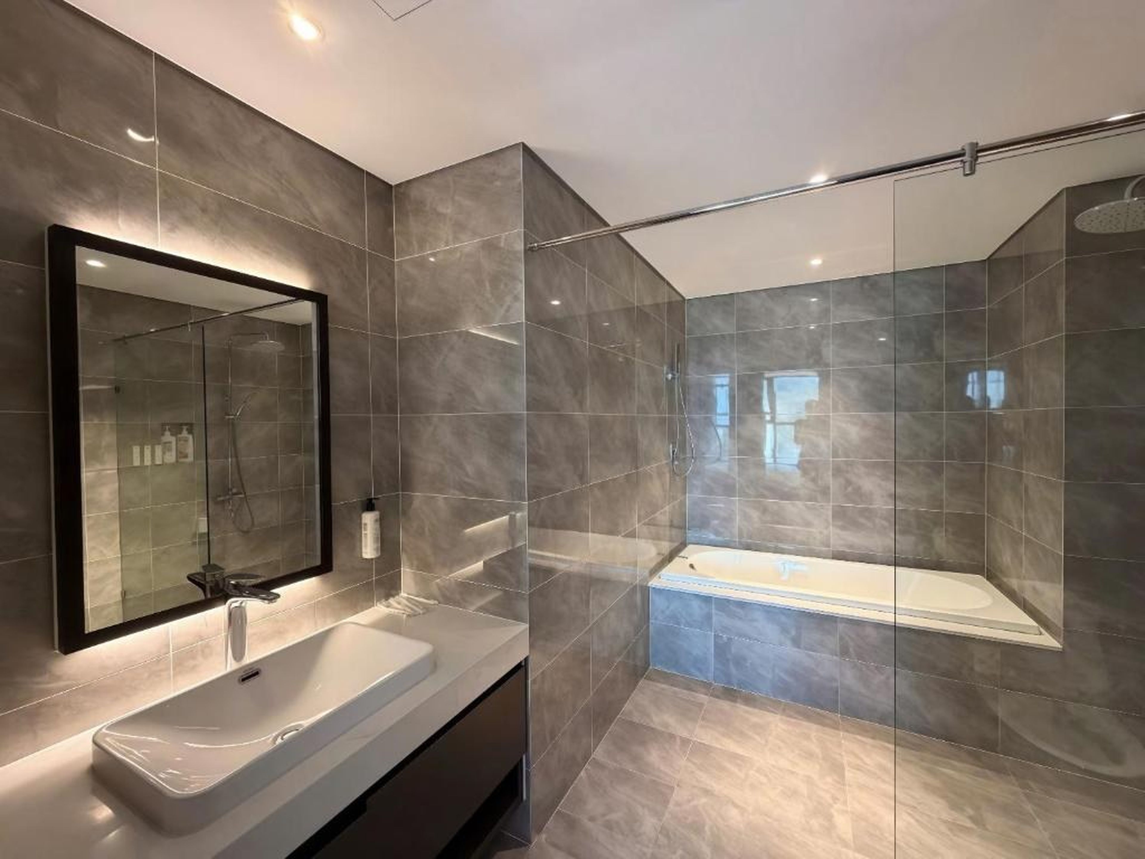 Sapphire Ha Long Apartment - Sea View - Hình 2