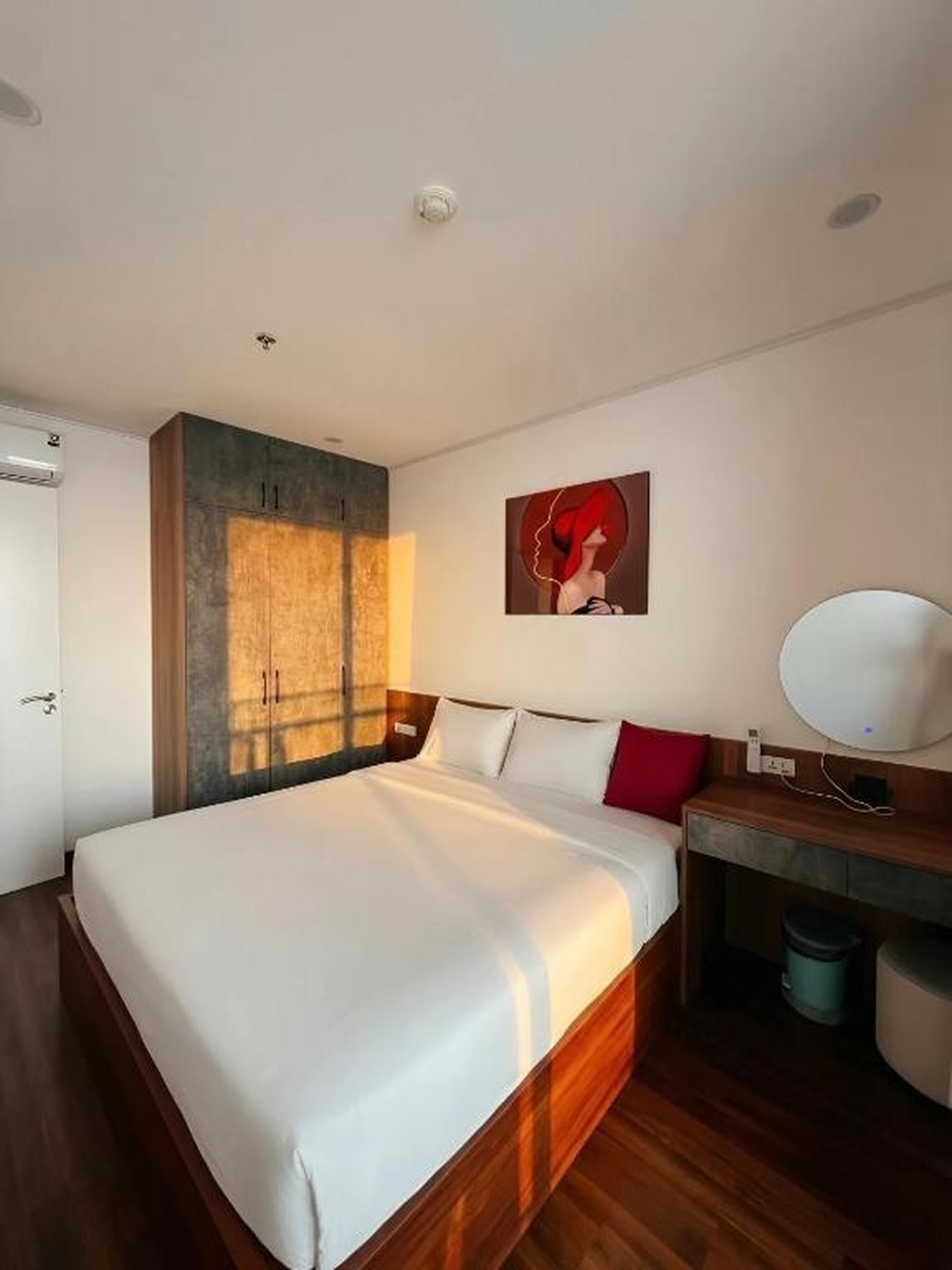 Family - Friendly 2BR Sea View Apartment - Green Diamond Ha Long - Hình 13