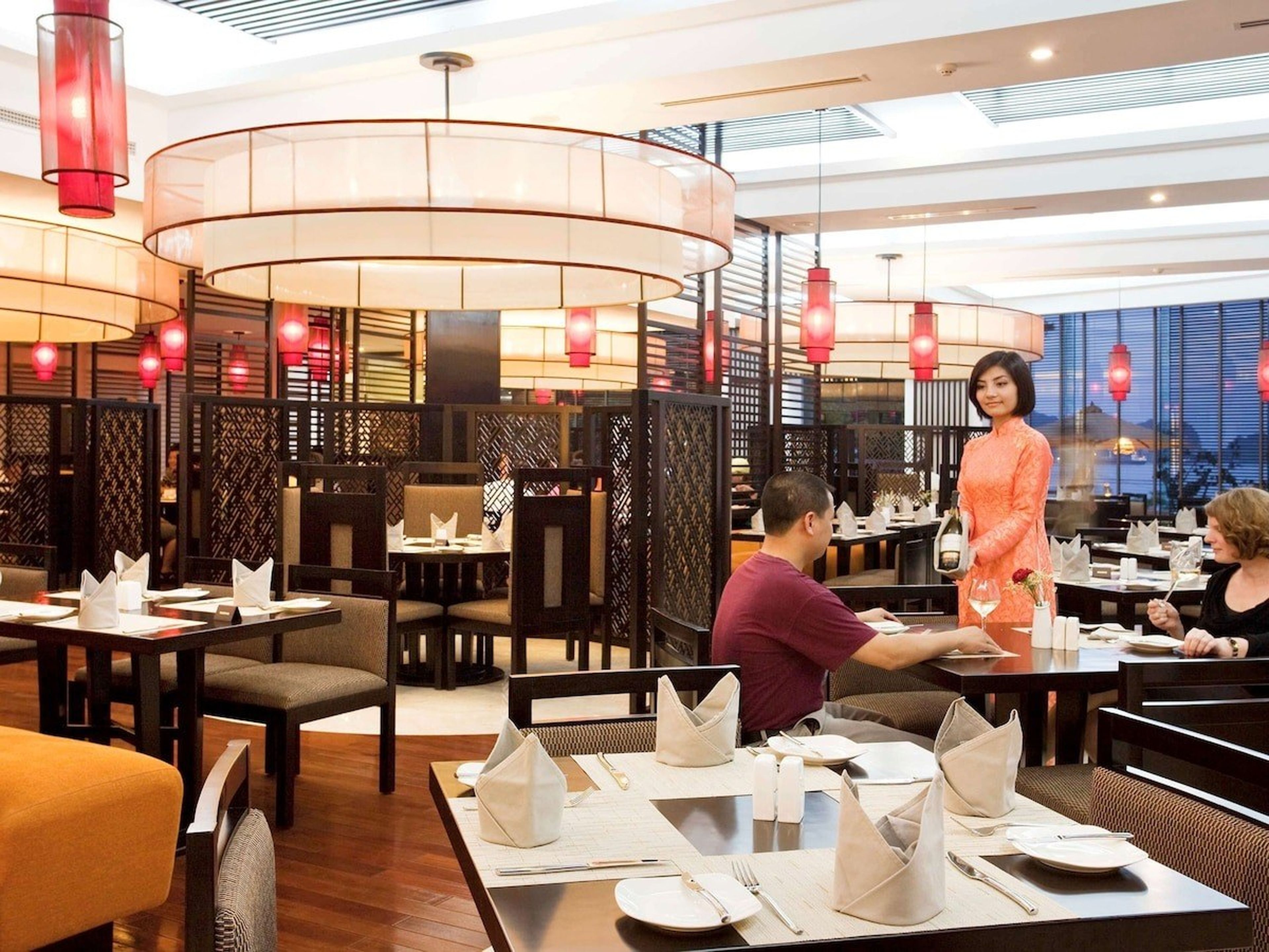 Vui Tết 2024 đong đầy yêu thương tại 5 khách sạn Hạ Long cao cấp giá tốt nhất ở iVIVU - Hình 22
