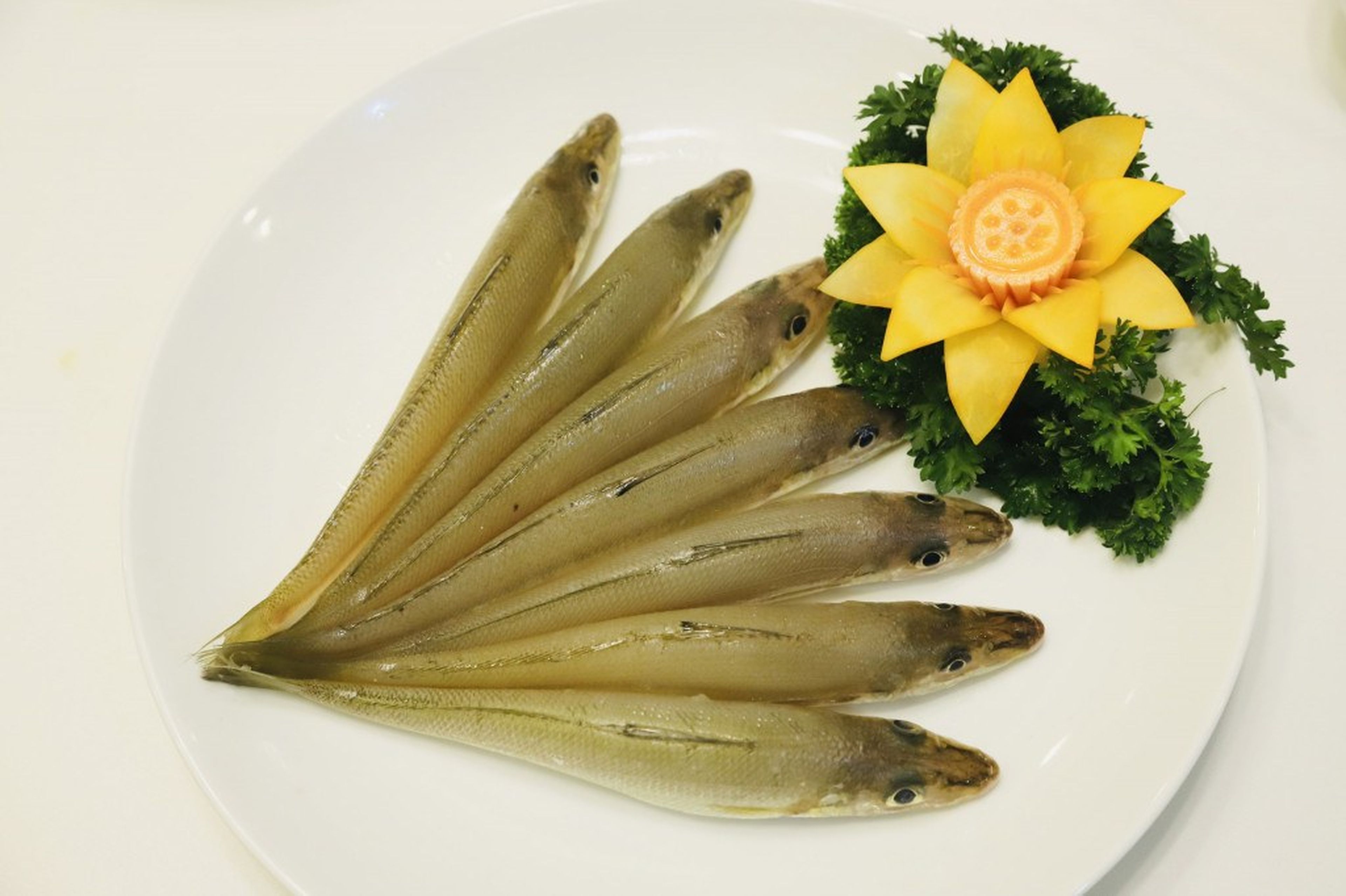 꽝닌에서 거부하기 힘든 별미, 민쩌우 보리멸 회무침 - Hình 4
