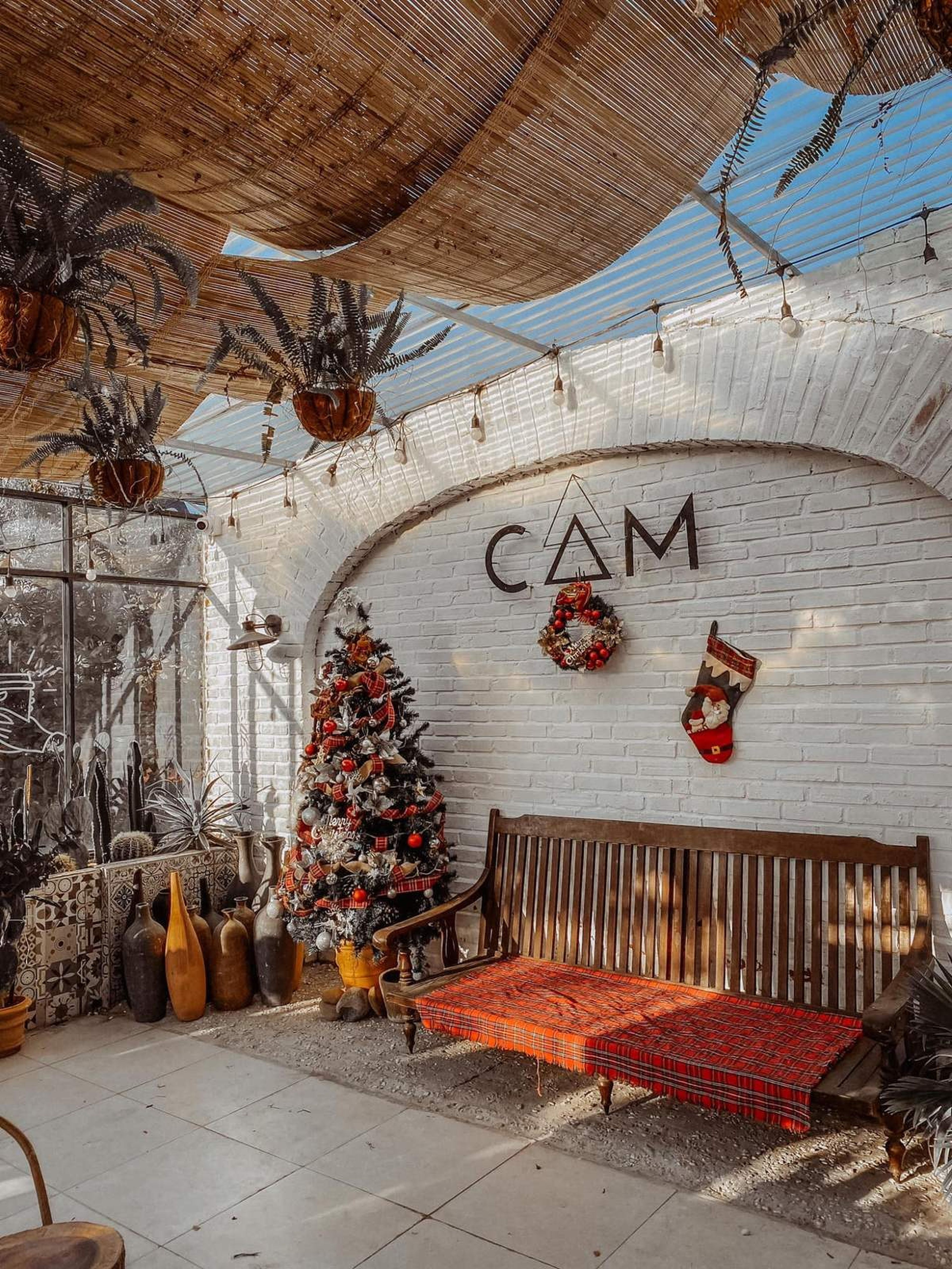 Điểm danh các quán cà phê view đẹp Hạ Long cho hội đam mê sống ảo - Hình 8