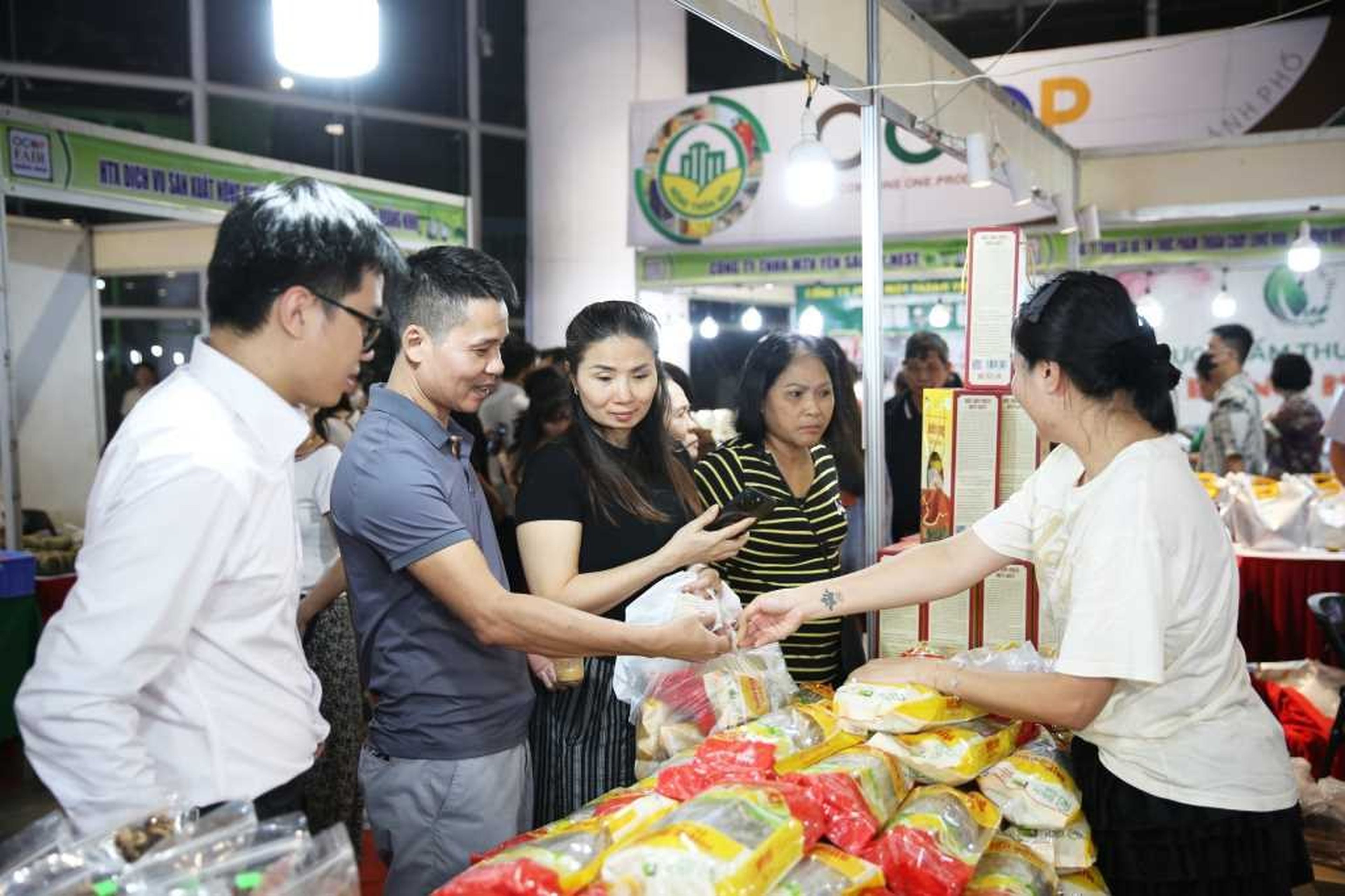 Effectively leveraging year-end services and tourism - Hình 1