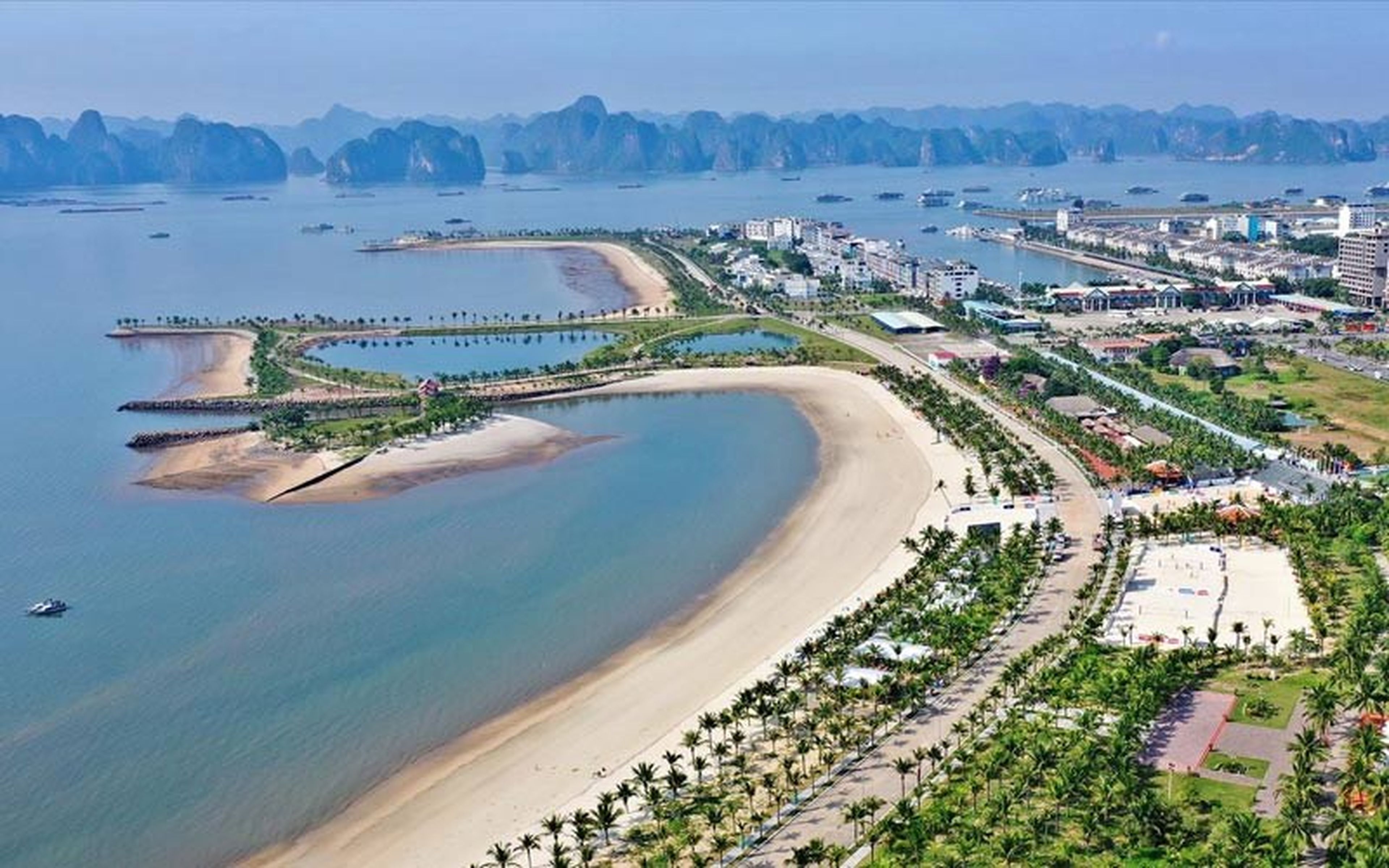 Điểm danh 8 bãi biển Quảng Ninh đẹp ngất ngây cho hè này - Hình 8