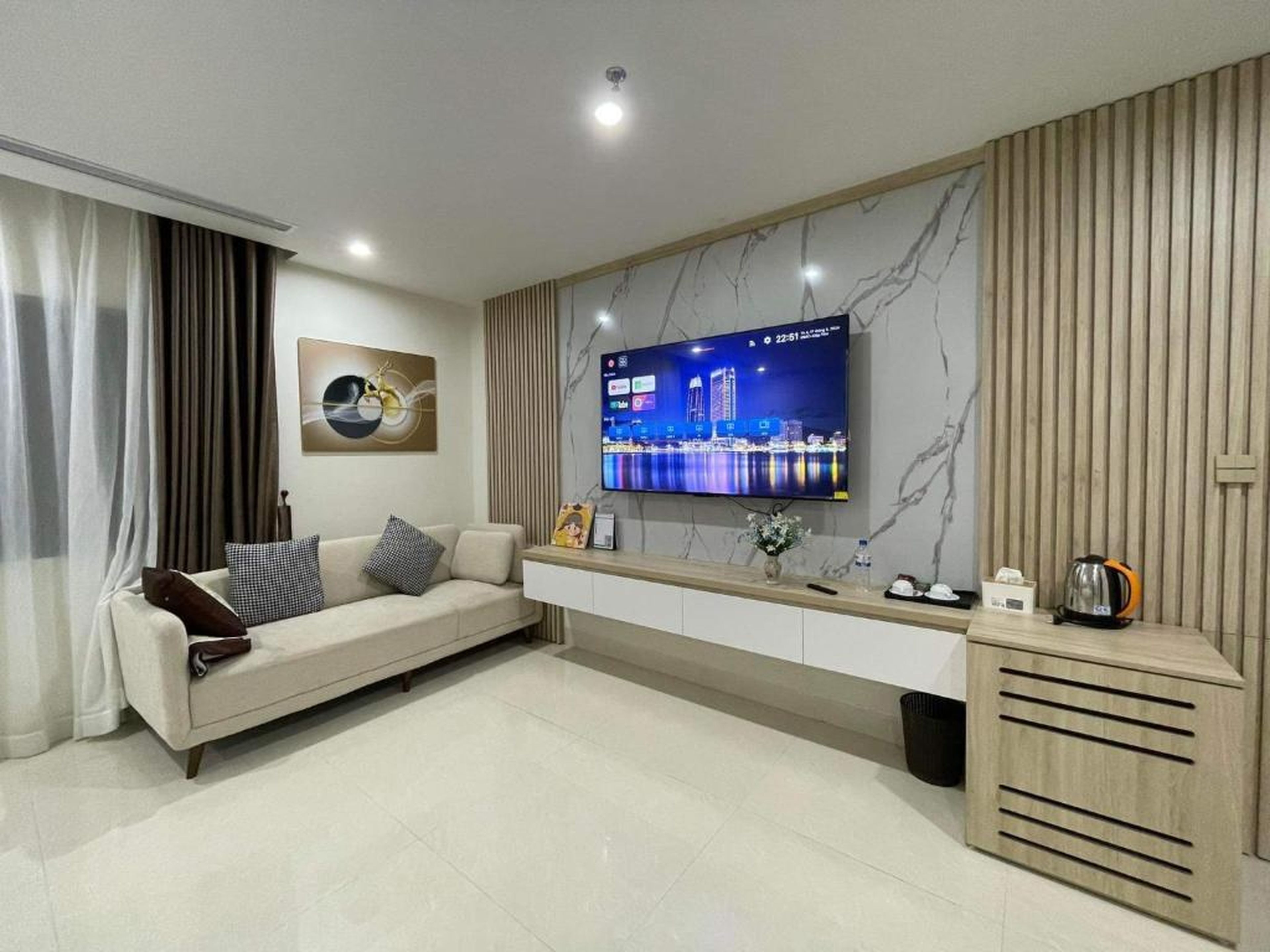 Lucasta Hotel Ha Long - Hình 19