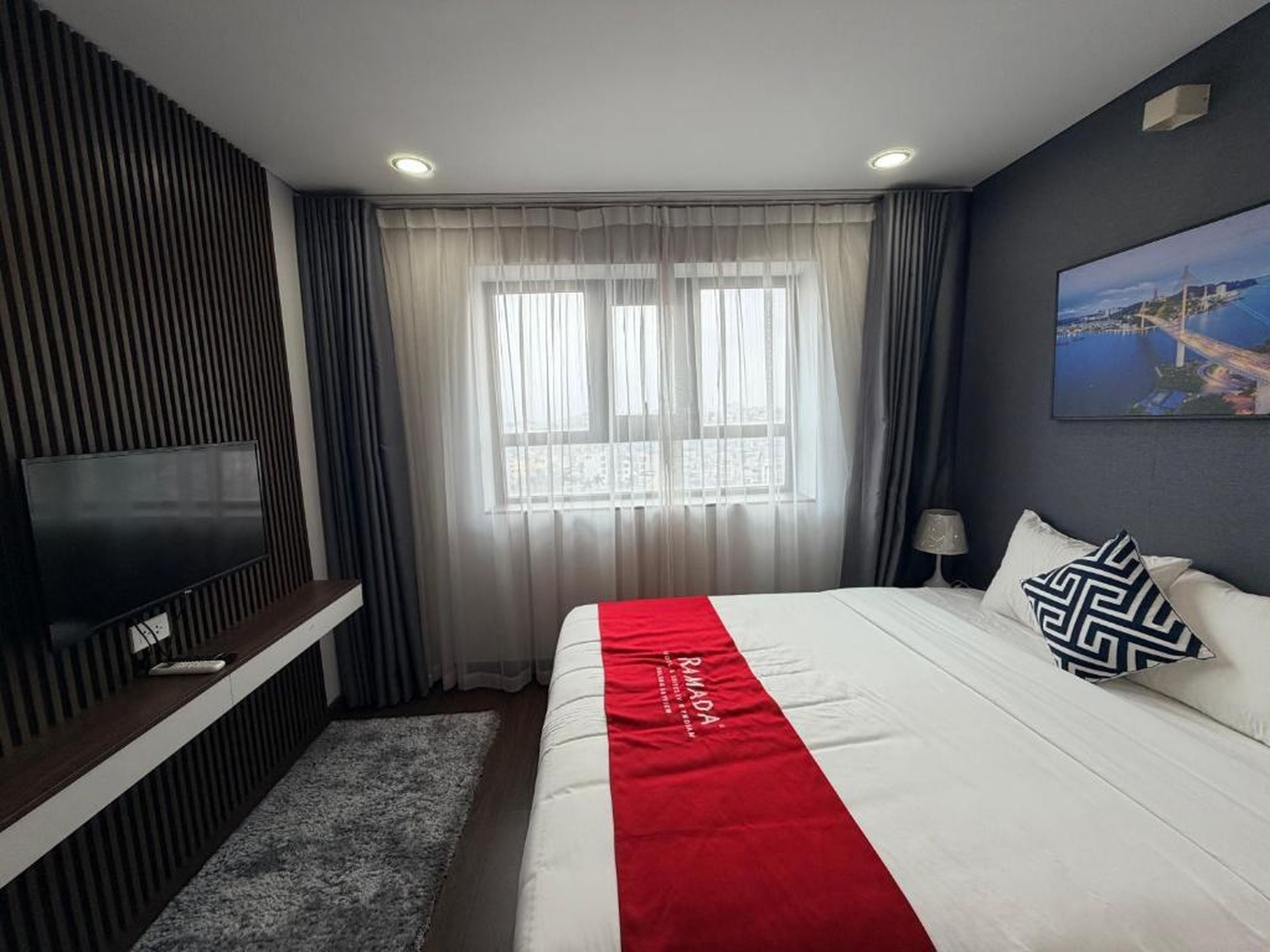 Ha Long 2BR Apartment - Spacious & Modern - Near Center - Hình 40