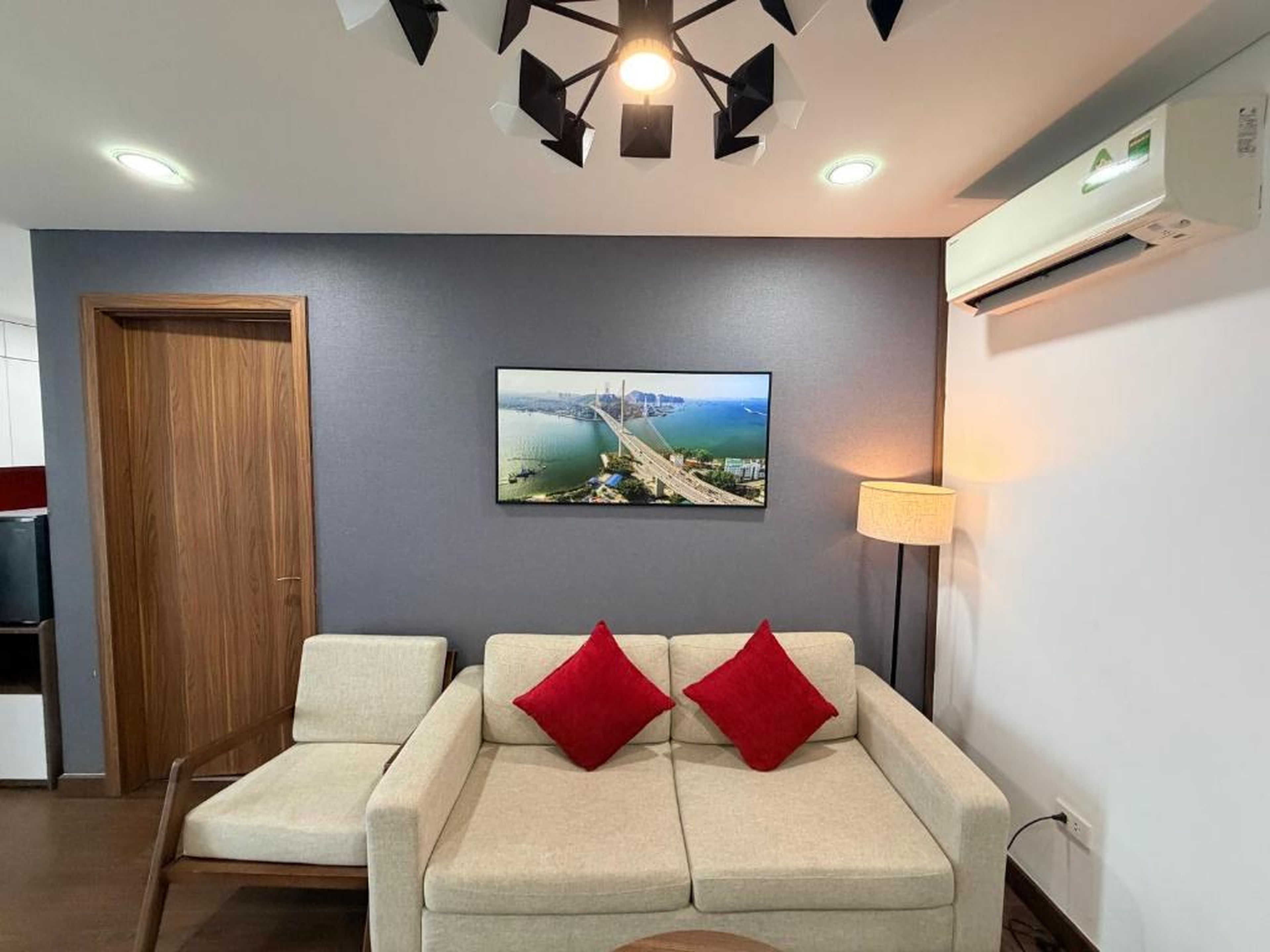 Ha Long 2BR Apartment - Spacious & Modern - Near Center - Hình 32