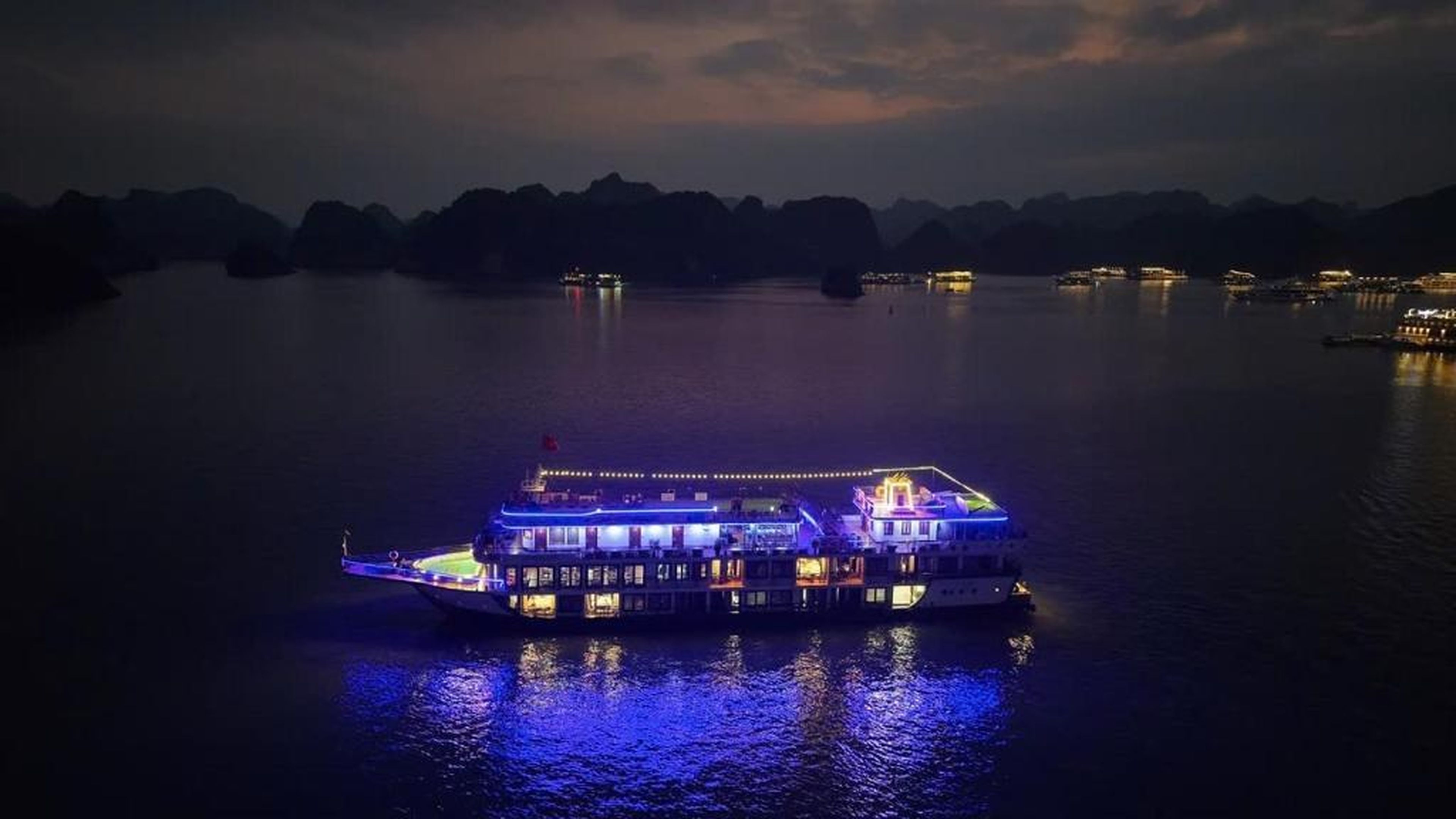 Aqua Elegance Cruise - Halong Bay by AHG - Hình 30