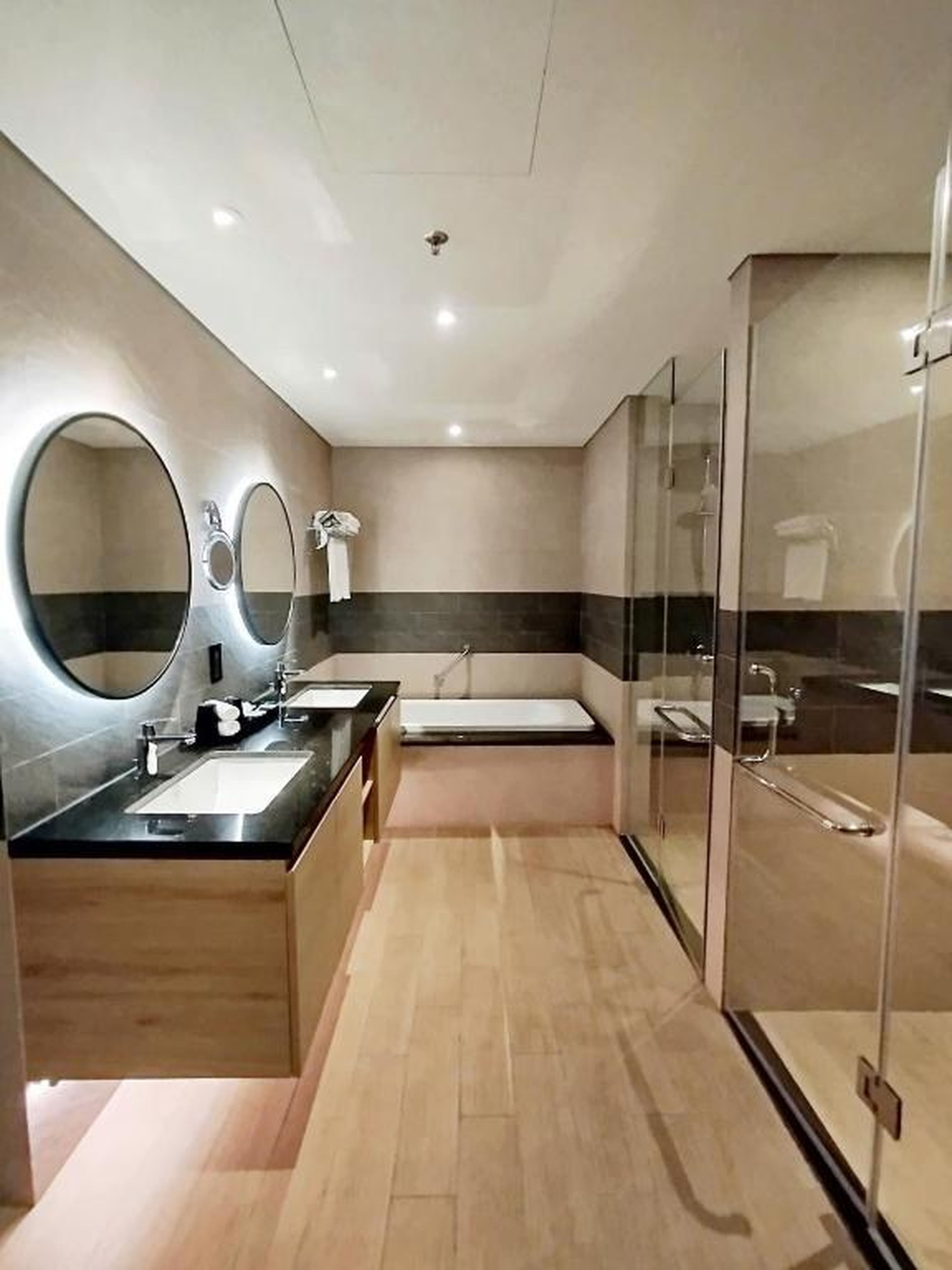 Sweet Home - Homestay apartment system at Citadines Marina Ha Long building - Hình 12