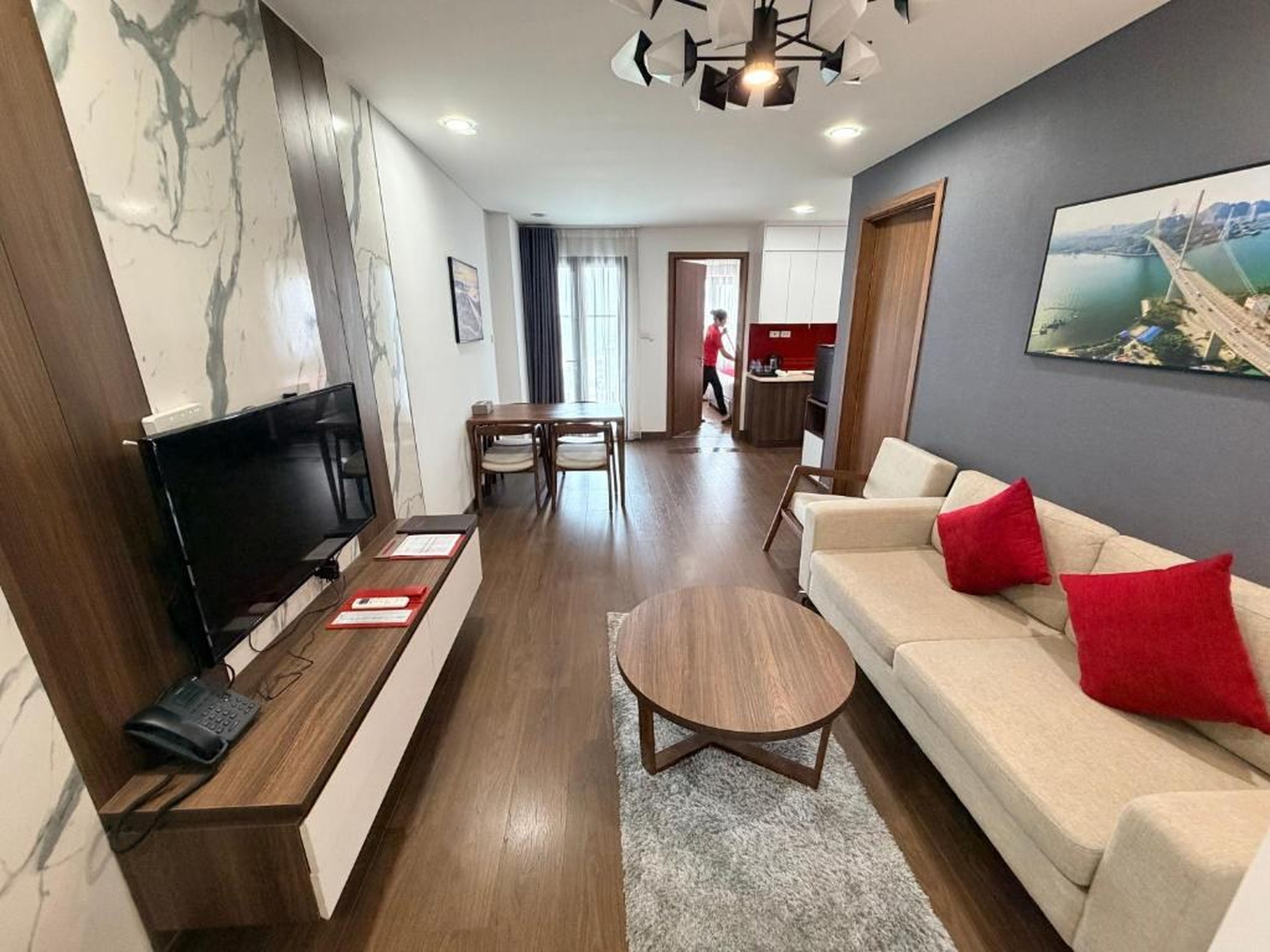 Ha Long 2BR Apartment - Spacious & Modern - Near Center - Hình 16