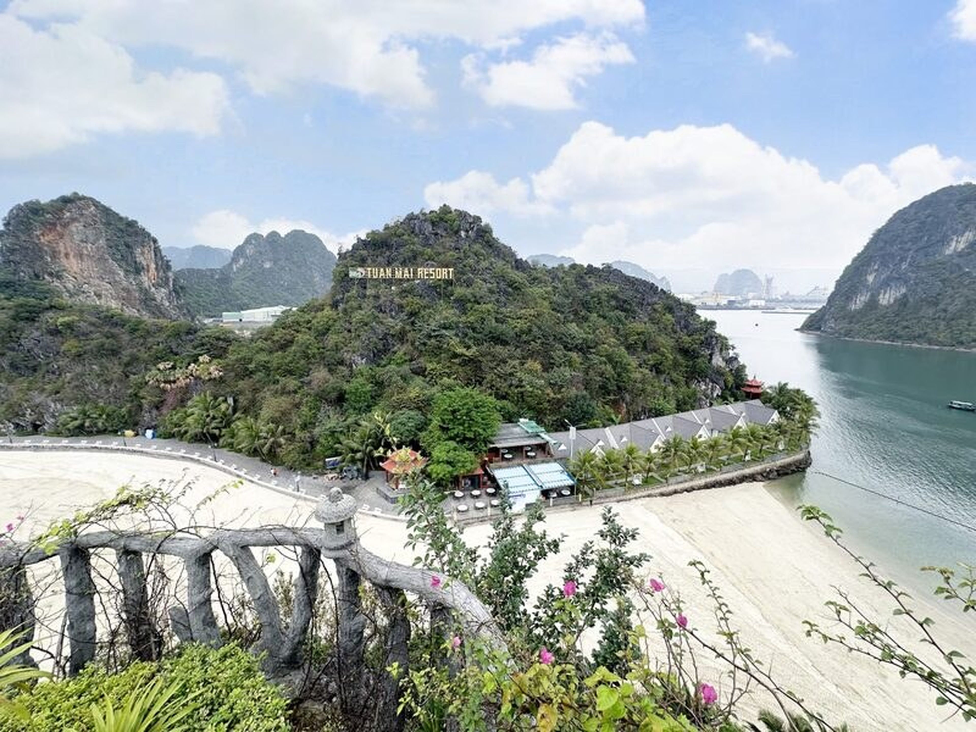 Bãi tắm Lương Ngọc Cẩm Phả yên bình giữa vịnh Bái Tử Long - Hình 5